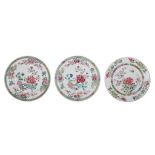 Three Chinese famille rose export porcelain 'Peony' dishes, 18thC, ¯ 23 cm