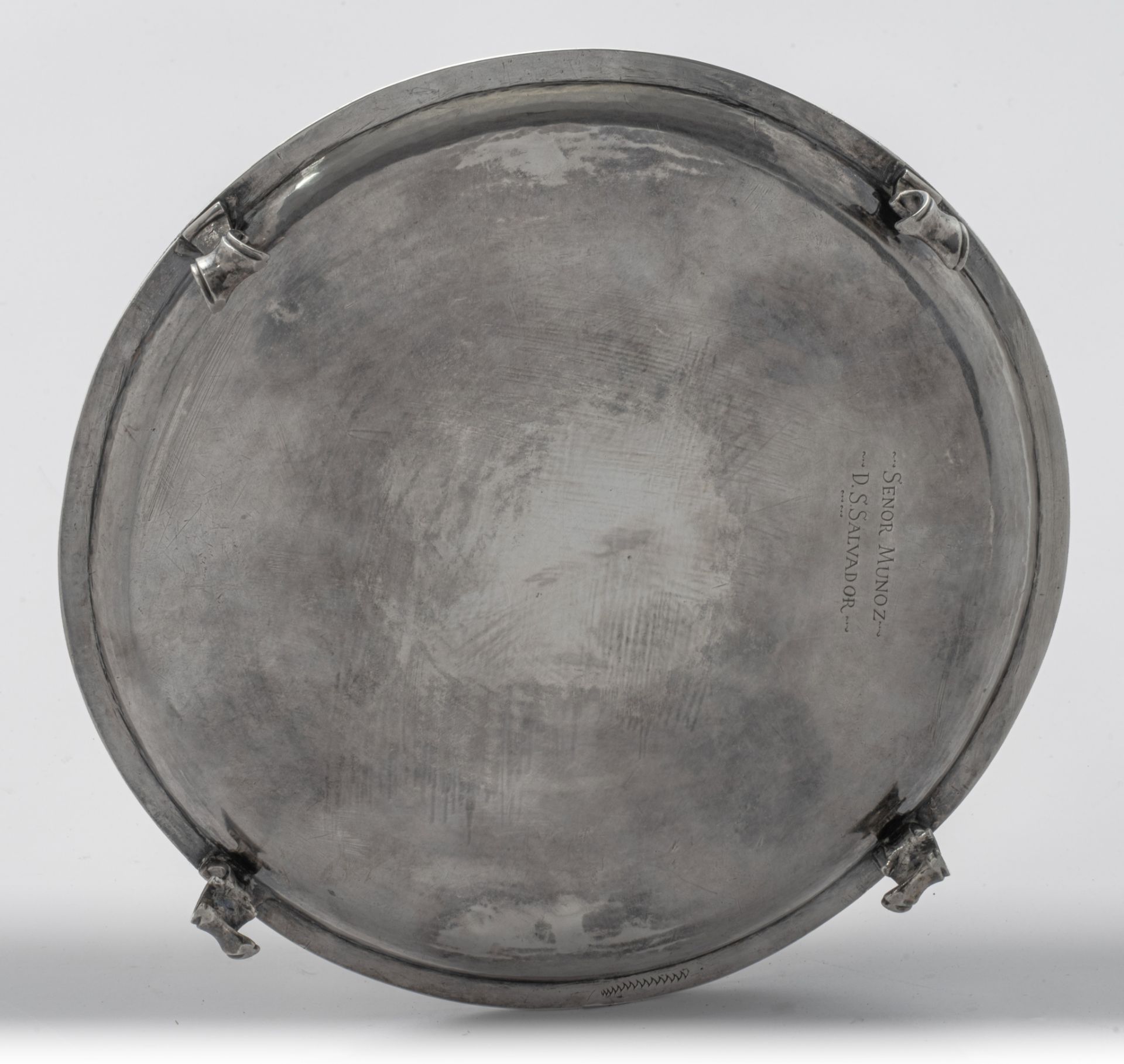 A silver salver on four volute feet, 18thC, H 4 - ¯ 27 cm - total weight: ca. 730 g - Image 5 of 6