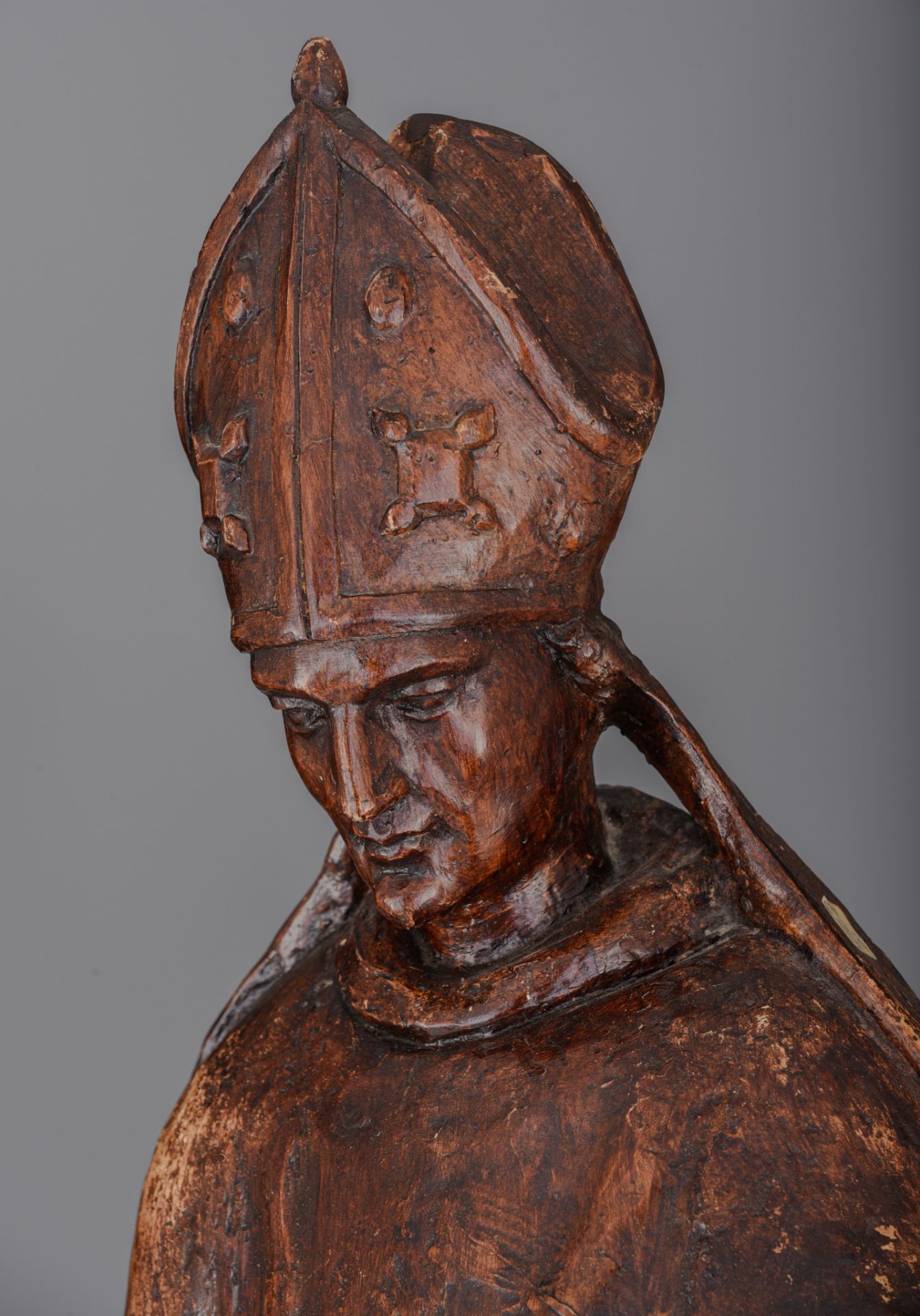 A walnut sculpture of a bishop, 18th/19thC, H 90 cm - Image 6 of 7