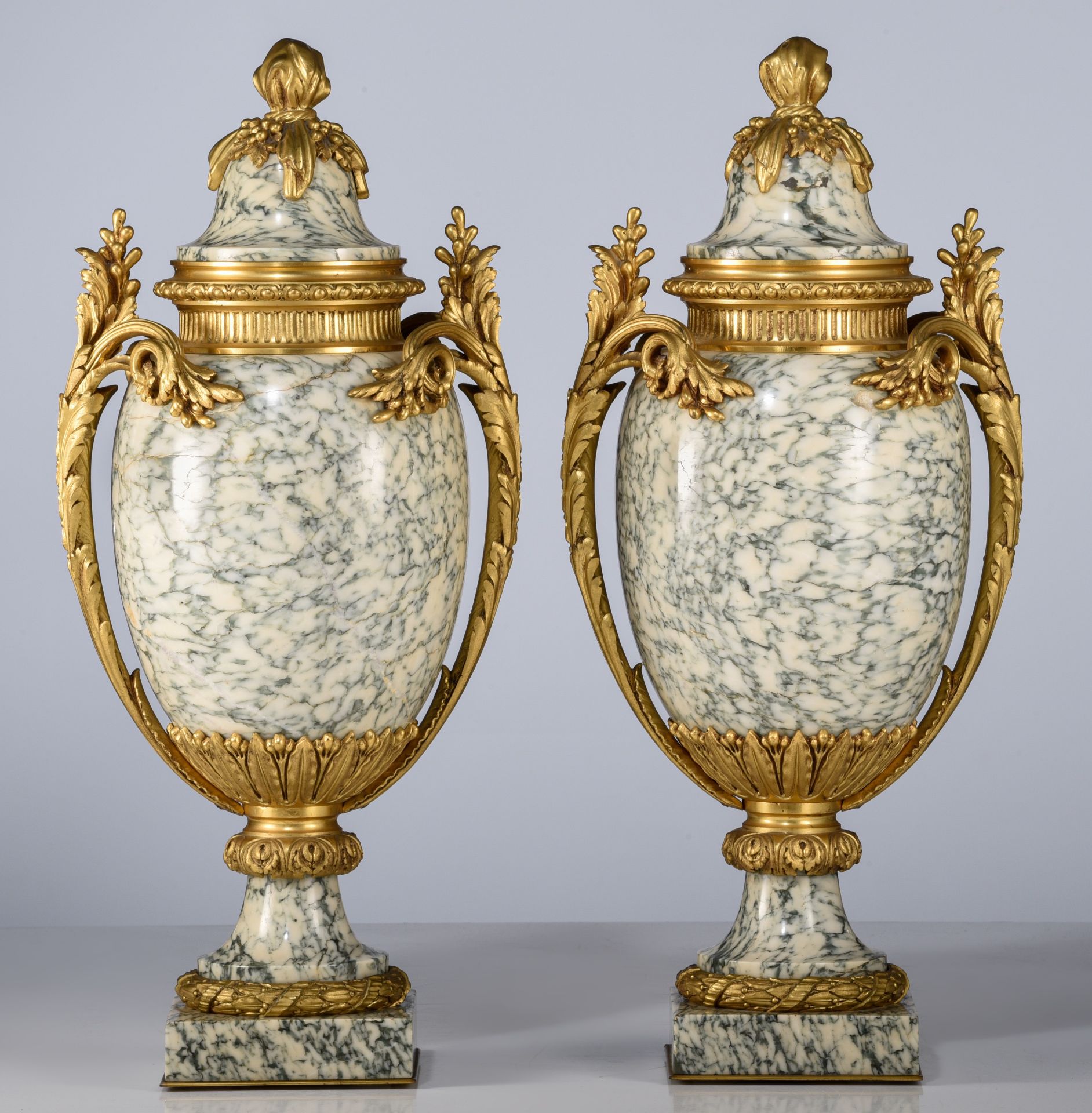 (BIDDING ONLY ON CARLOBONTE.BE) A fine pair of Neoclassical marble and gilt bronze cassolettes, H 50 - Image 4 of 9