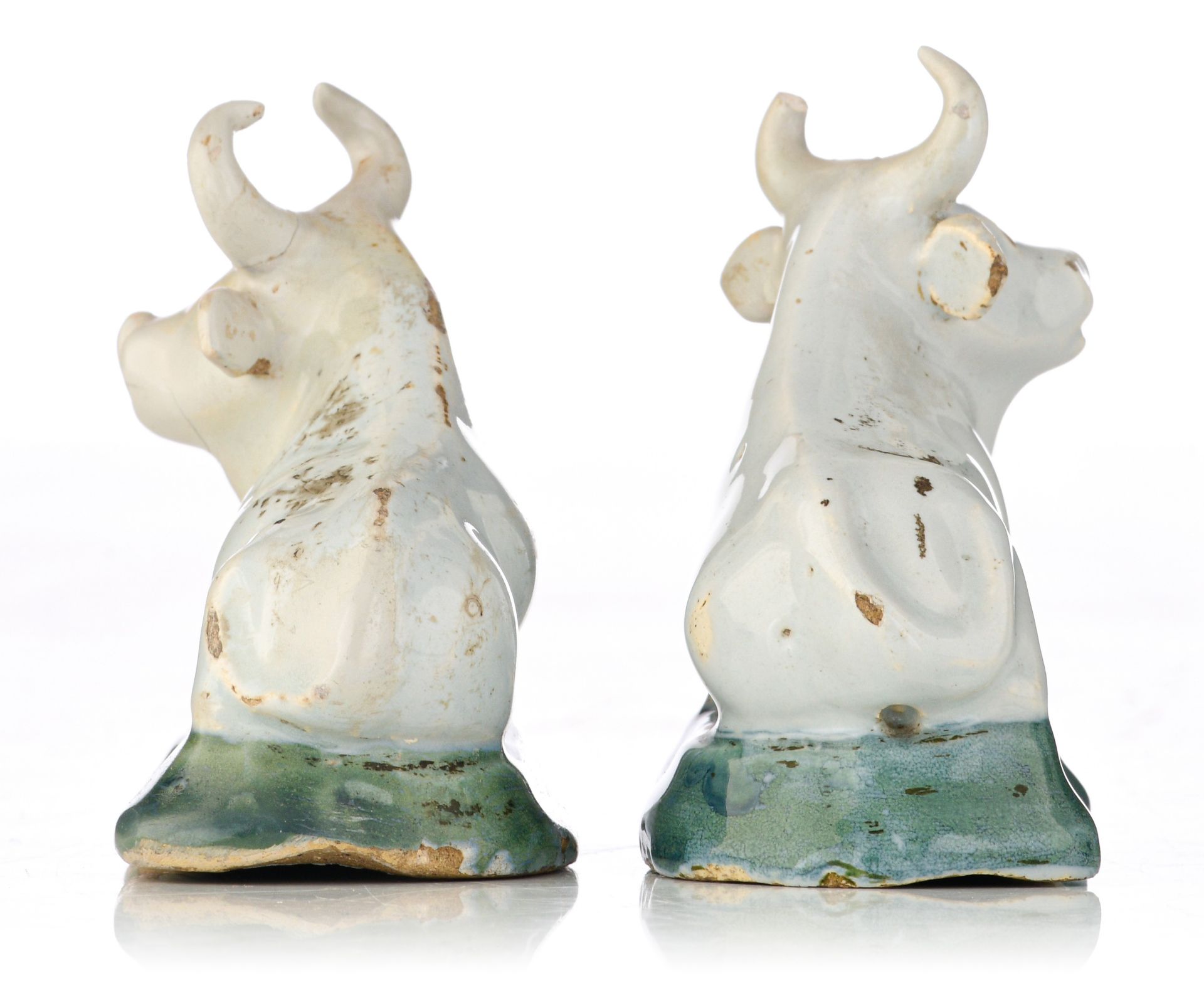 (BIDDING ONLY ON CARLOBONTE.BE) A rare pair of white Delft figures of cows, 18thC, marked Geertruy V - Image 4 of 16