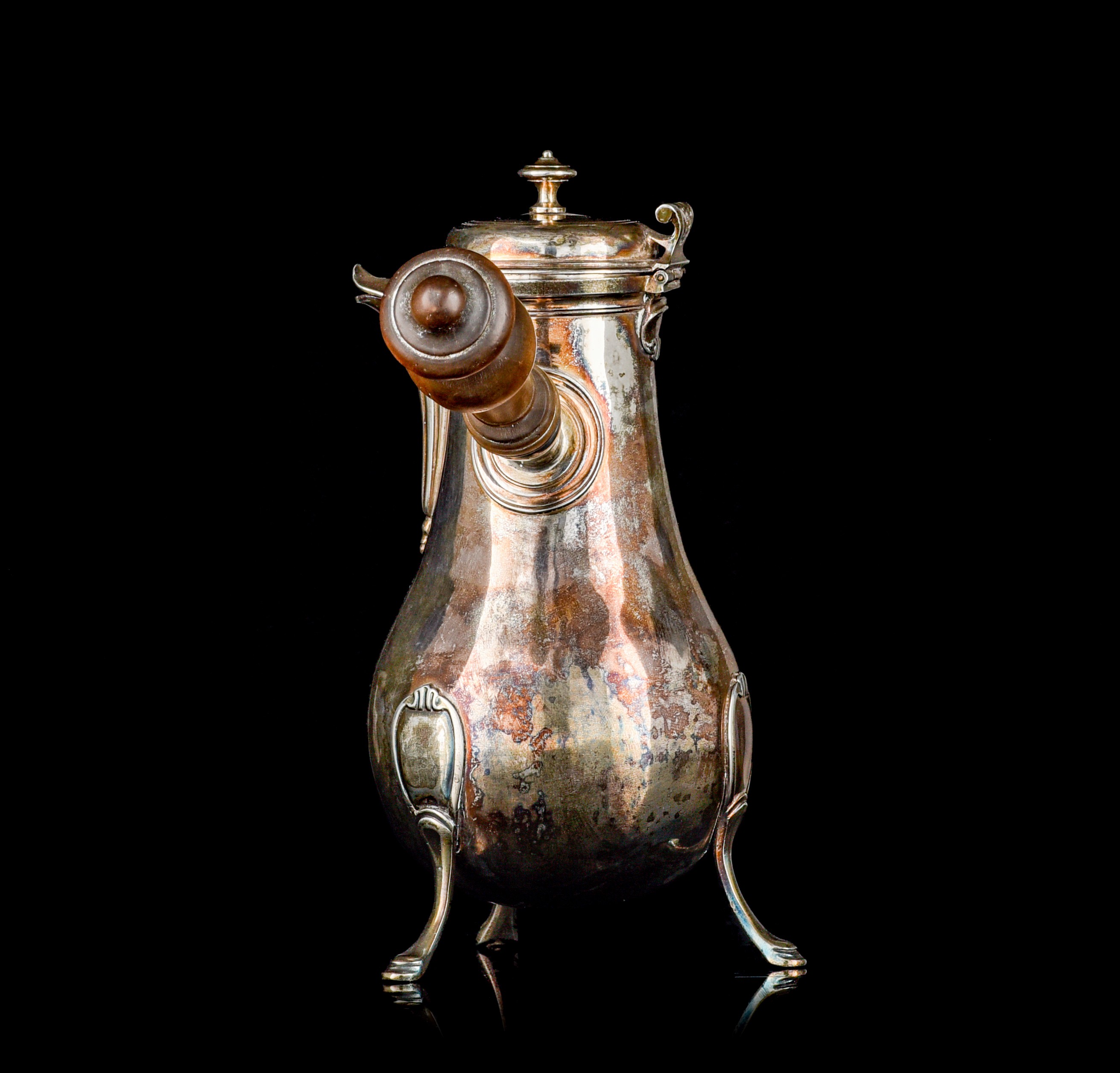 An 18thC French silver coffee pot called 'egoiste' with a wooden handle, ca 451 g, H 20,5 cm - Image 2 of 9