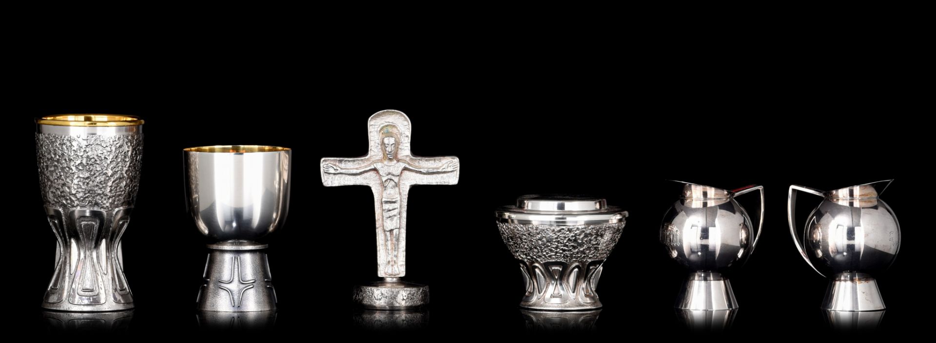 (BIDDING ONLY ON CARLOBONTE.BE) A collection of modernist silver-plated catholic liturgical items - Image 2 of 15