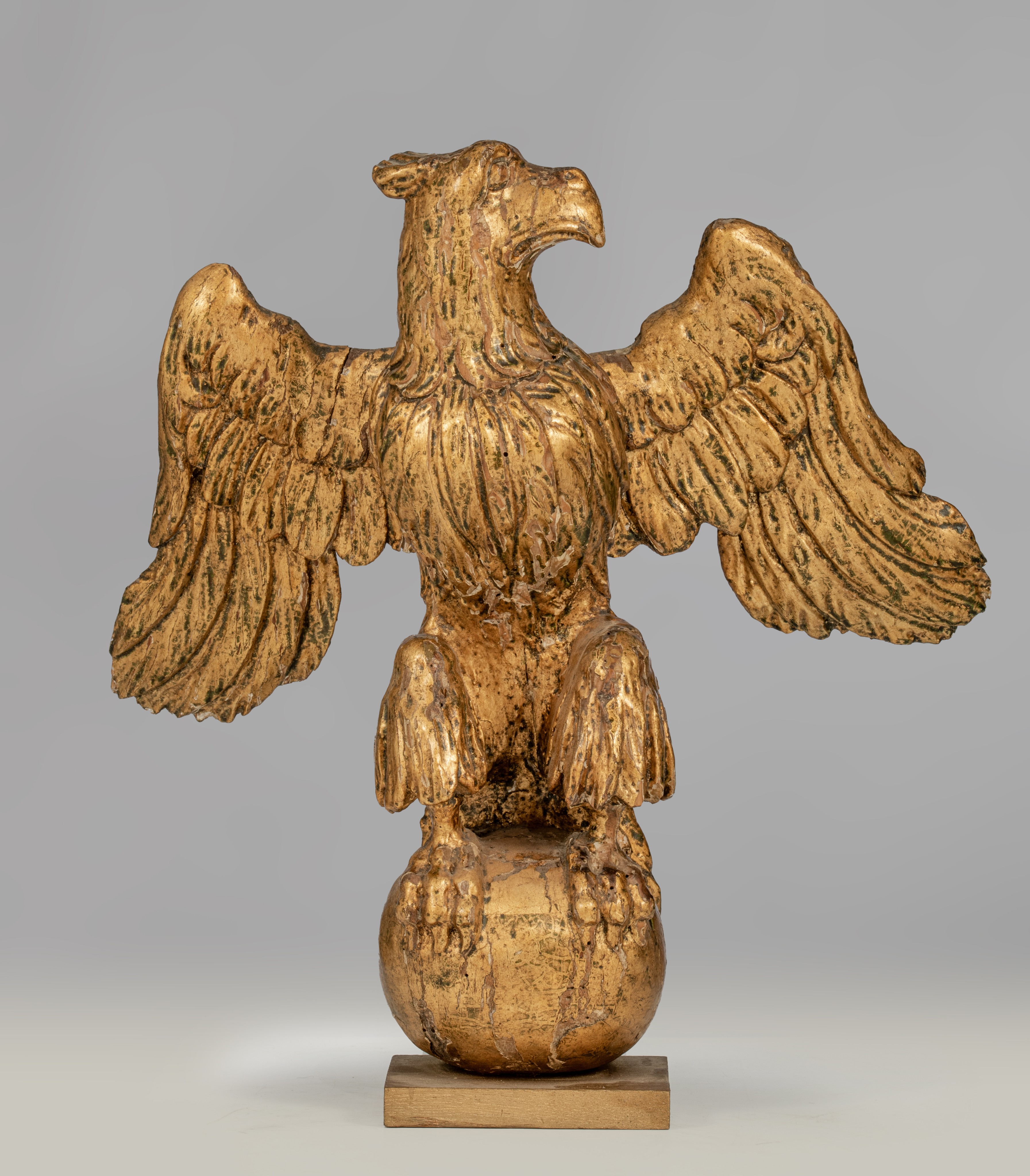 (BIDDING ONLY ON CARLOBONTE.BE) A gilt limewood sculpture of an eagle on an orb, 18thC, H 39 cm - Image 3 of 6