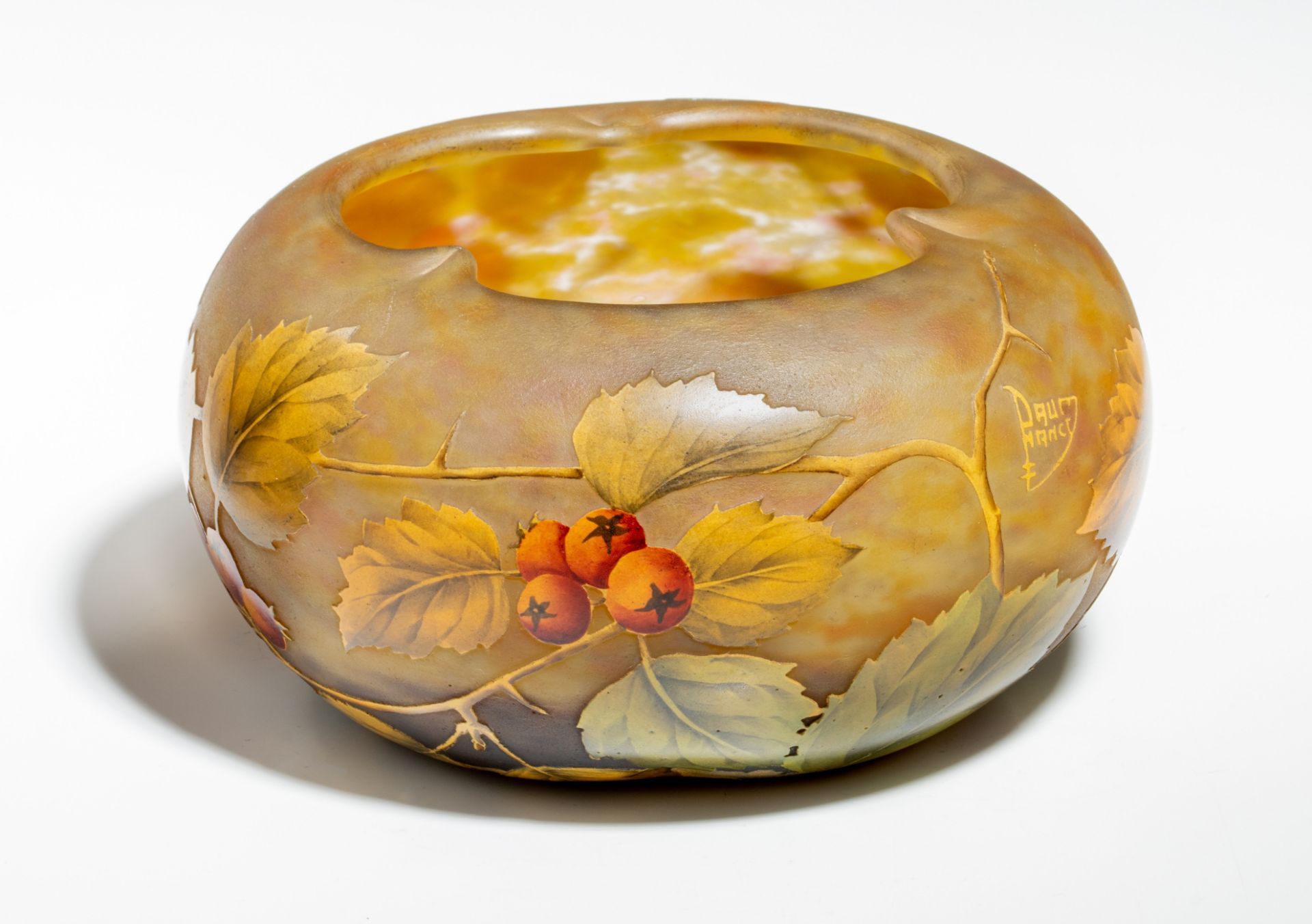 (BIDDING ONLY ON CARLOBONTE.BE) A large Art Nouveau style cameo glass paste bowl with floral decorat - Image 10 of 10