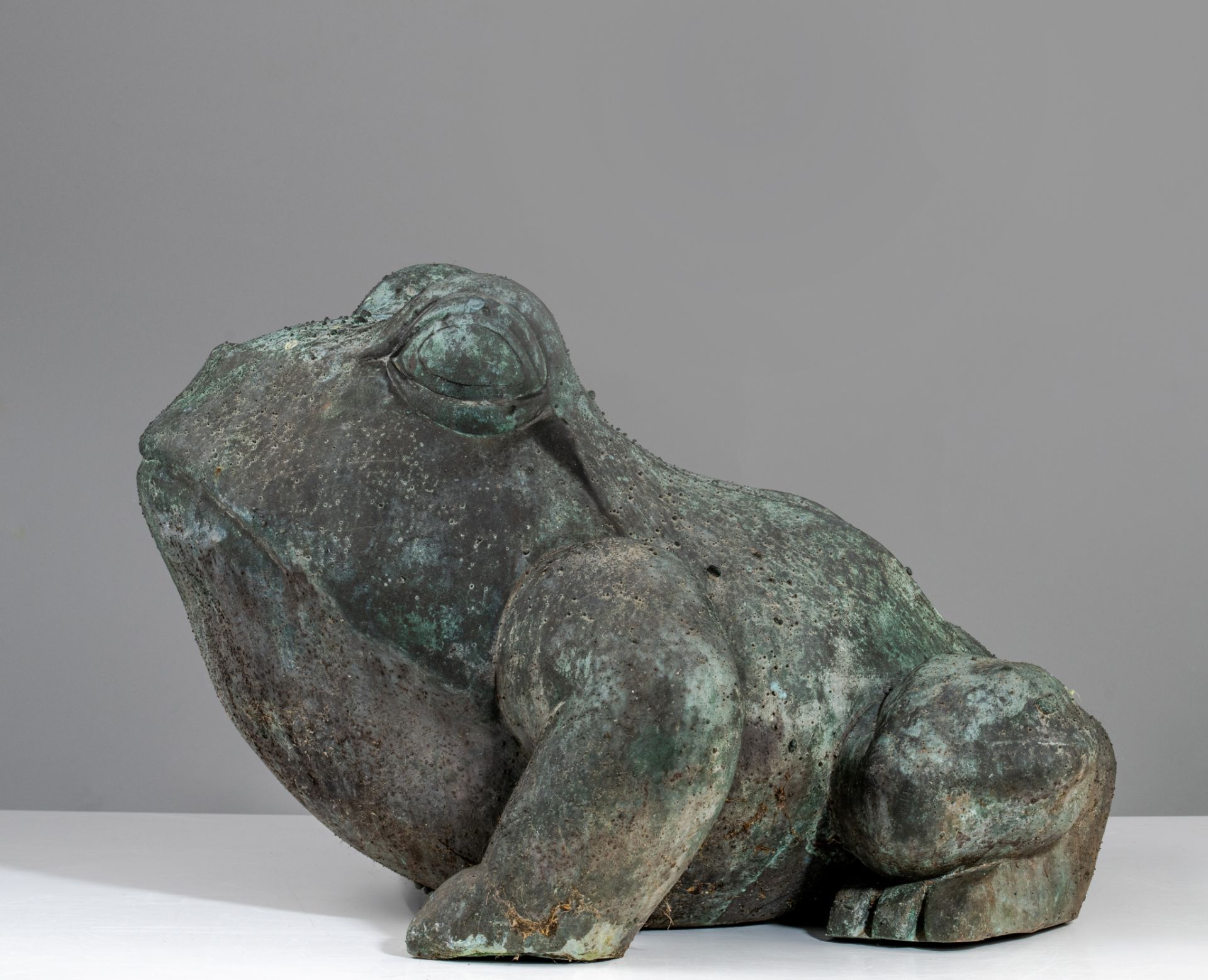 Odile Kinart (1945), a garden sculpture of a frog, green patinated bronze, H 32 cm - Image 4 of 4