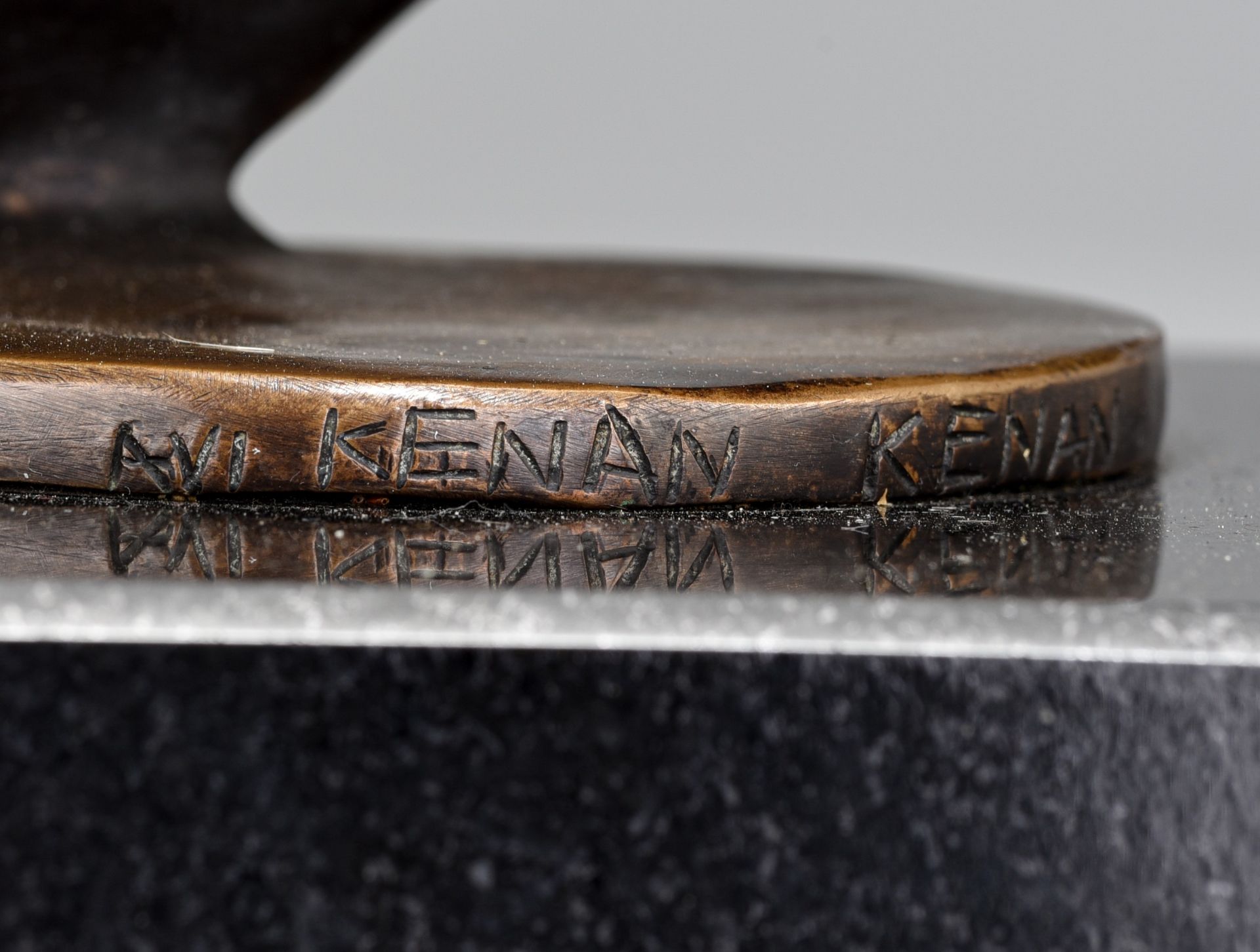Avi Kenan (1951), untitled, 1985, N∞ 18/250, polished bronze on a granite base, H 42,5 - 49 cm (with - Image 7 of 9