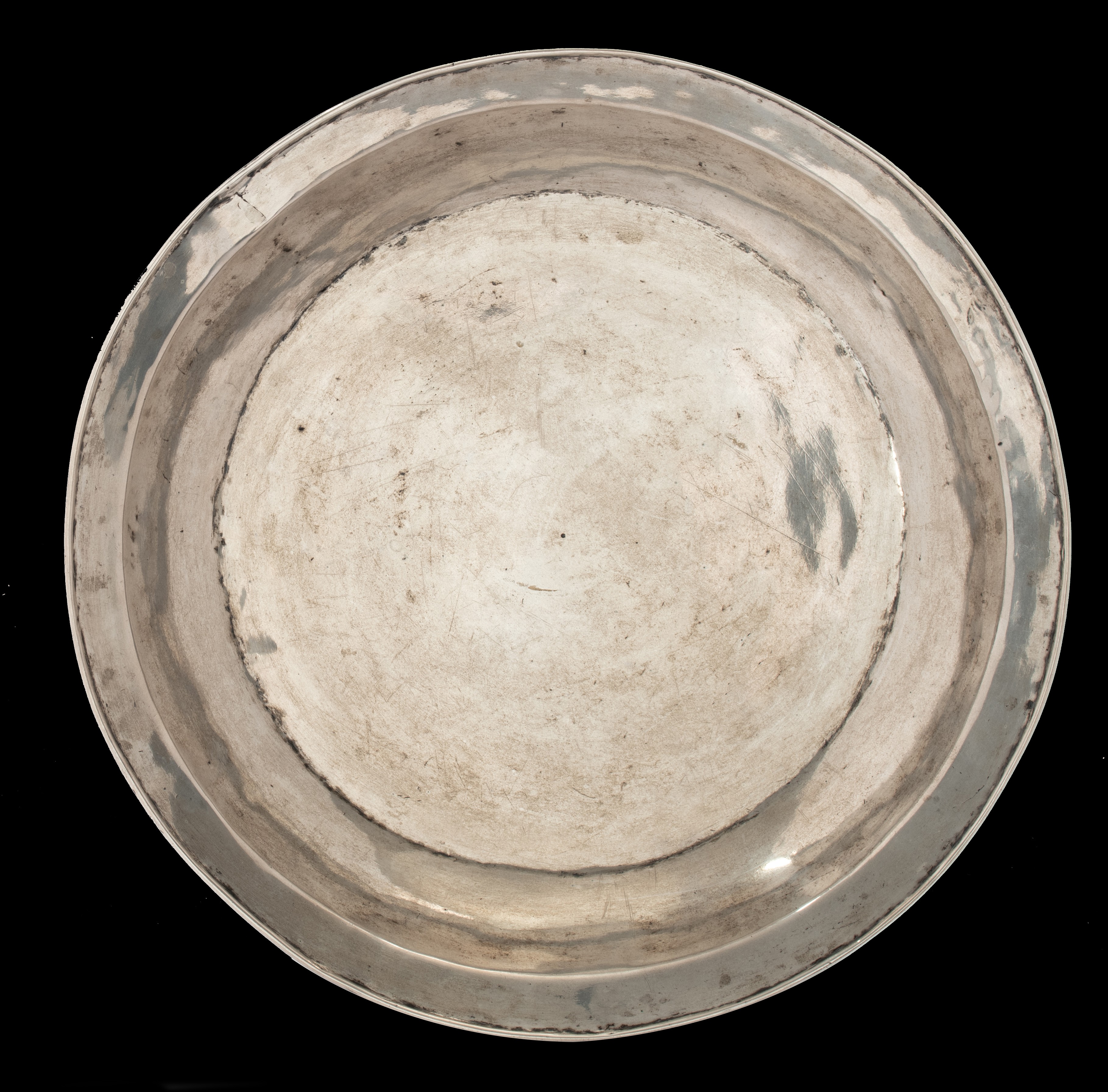 A silver plate, with inscription, 17th/18thC, H 4,2 - ¯ 34 - total weight: 870 g