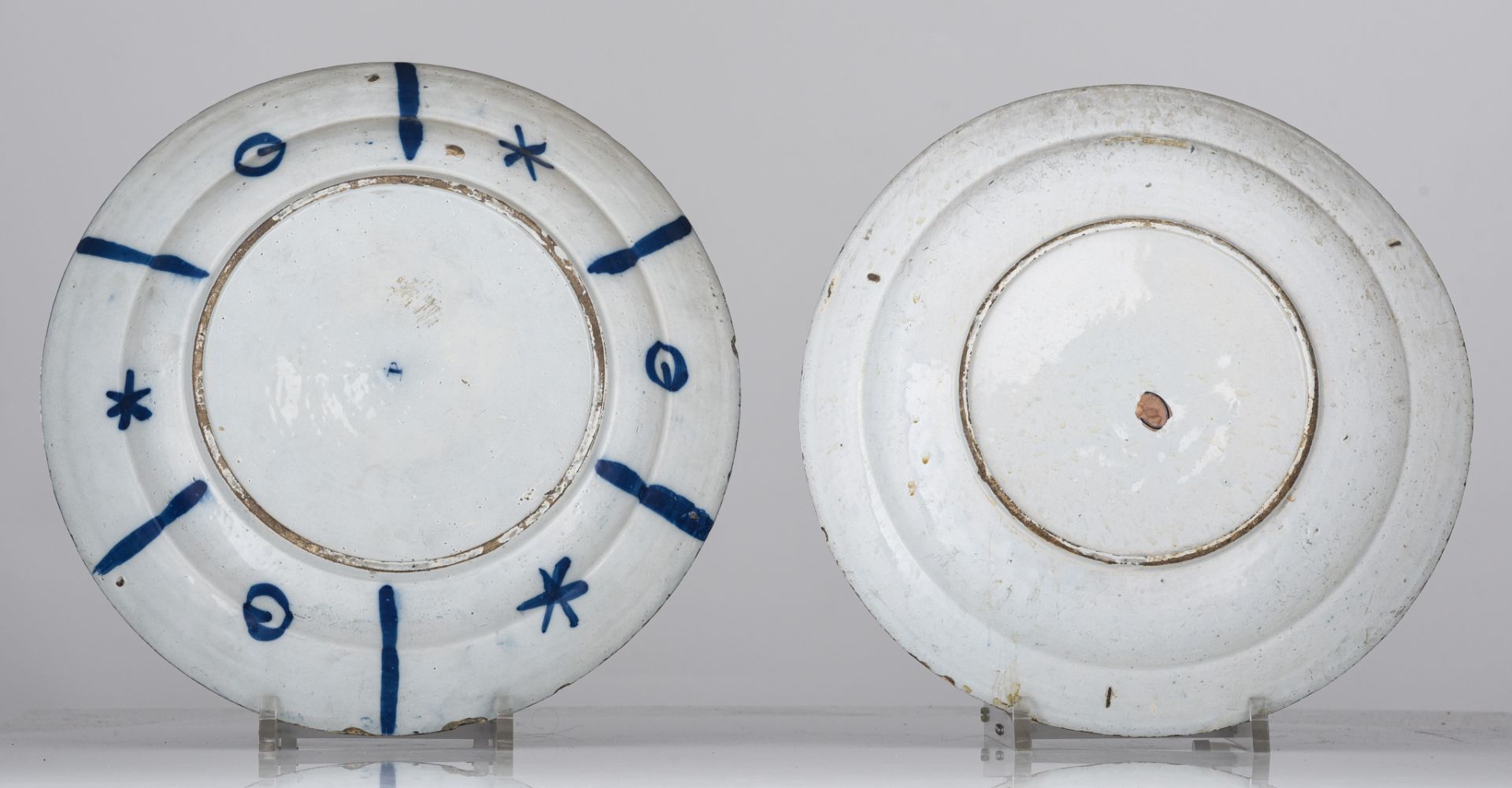 (BIDDING ONLY ON CARLOBONTE.BE) Two blue and white Delft chargers, 18thC, ¯ 34 - 35,5 cm - Image 3 of 6