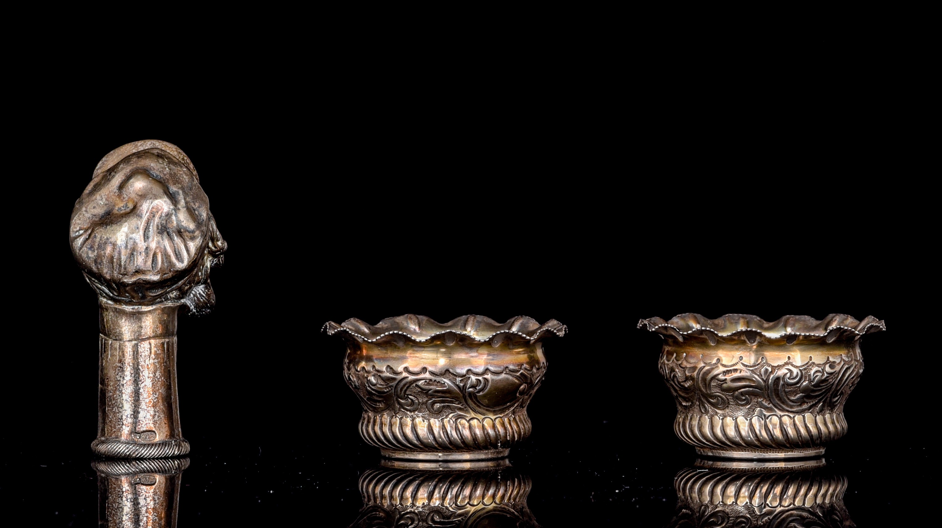 (BIDDING ONLY ON CARLOBONTE.BE) A collection of silver Judaica; added English silver salts and the k - Image 4 of 14