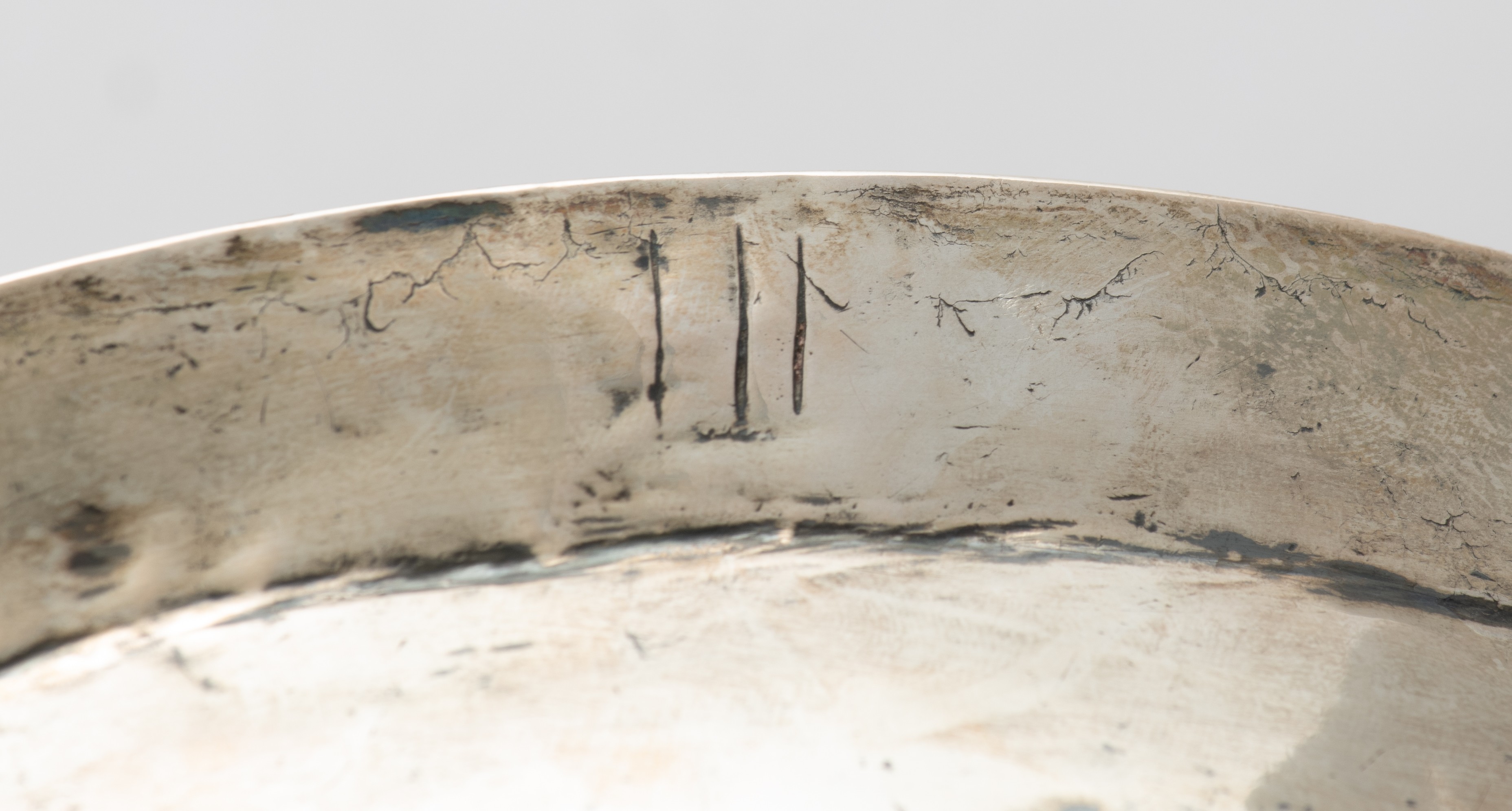 A silver plate, with inscription, 17th/18thC, H 4,2 - ¯ 34 - total weight: 870 g - Image 4 of 5