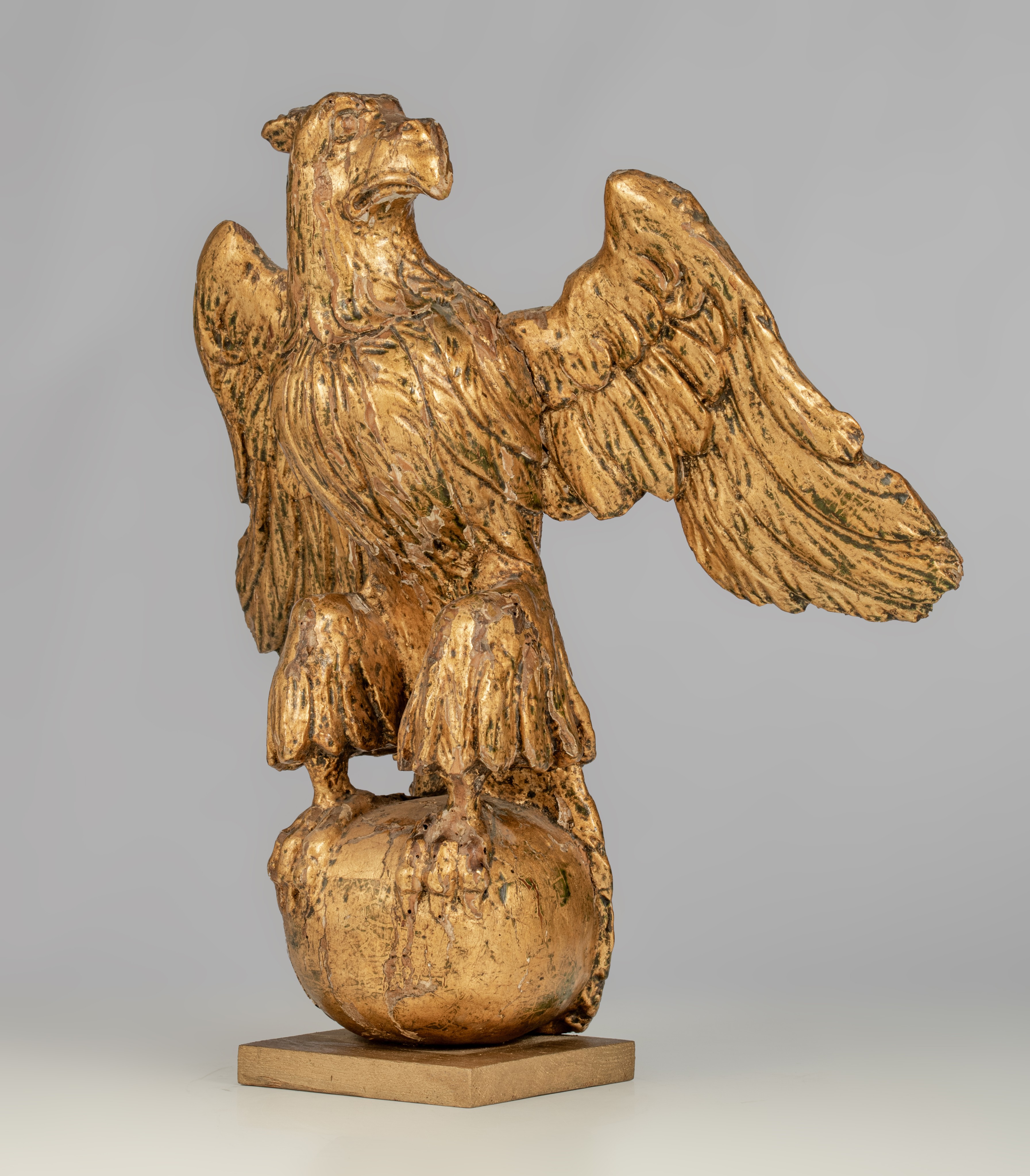 (BIDDING ONLY ON CARLOBONTE.BE) A gilt limewood sculpture of an eagle on an orb, 18thC, H 39 cm - Image 2 of 6