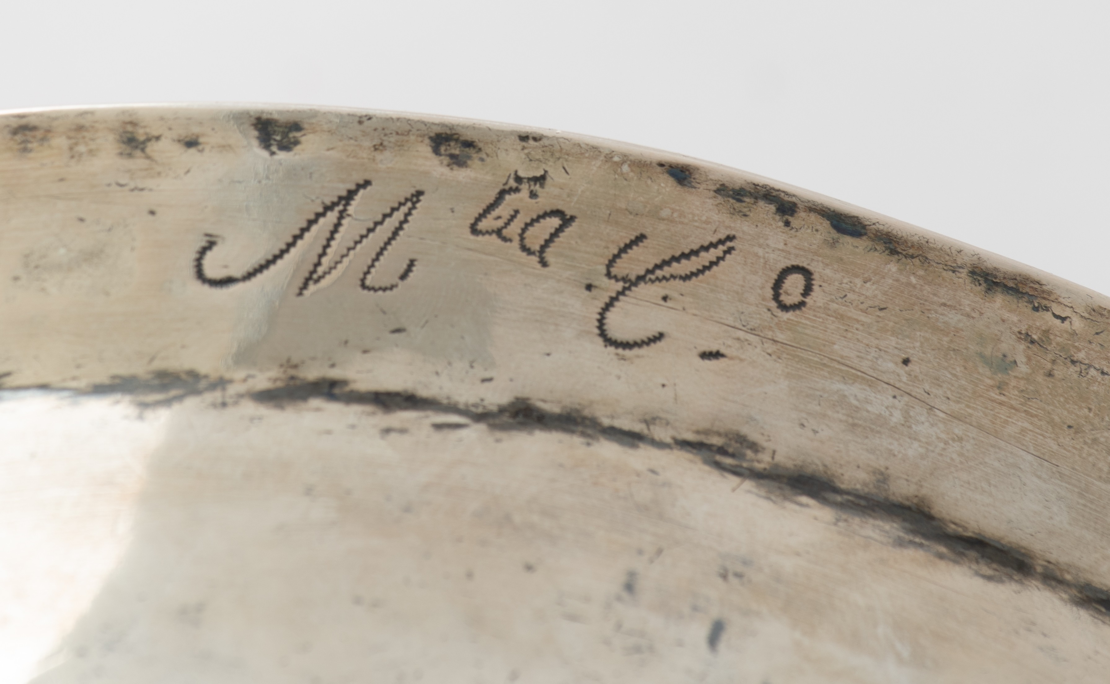 A silver plate, with inscription, 17th/18thC, H 4,2 - ¯ 34 - total weight: 870 g - Image 5 of 5