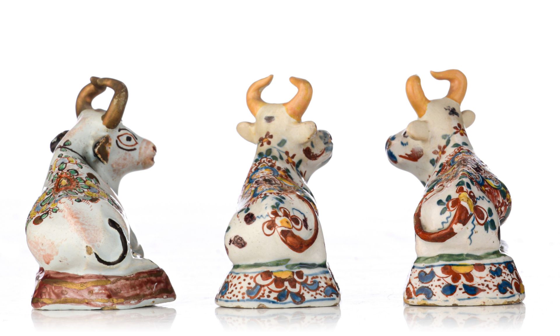 A pair of and a ditto Dutch Delft polychrome figure of a recumbent cow, 18thC, H 8-9 cm - Image 3 of 15