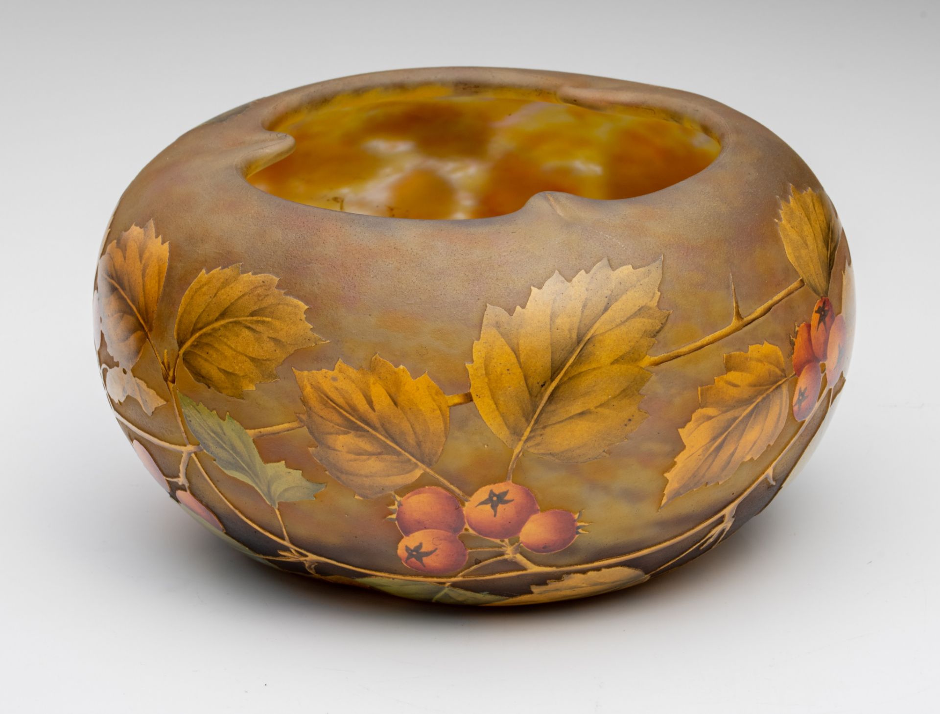 (BIDDING ONLY ON CARLOBONTE.BE) A large Art Nouveau style cameo glass paste bowl with floral decorat - Image 5 of 10