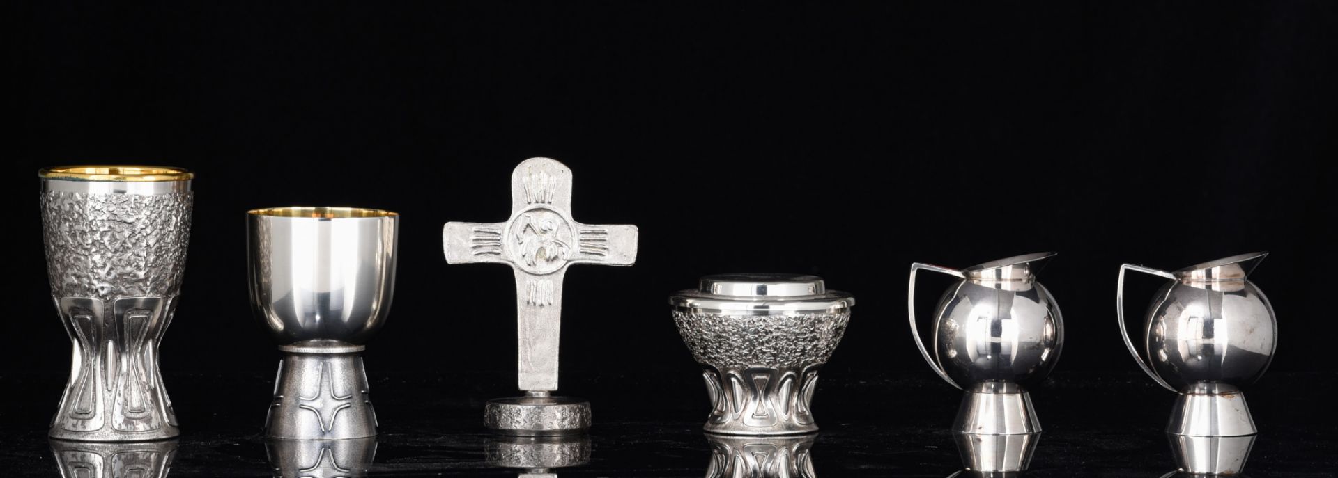 (BIDDING ONLY ON CARLOBONTE.BE) A collection of modernist silver-plated catholic liturgical items - Image 4 of 15
