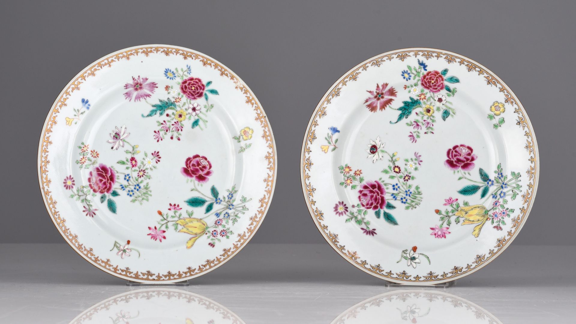 A collection of six Chinese famille rose export porcelain plates, 18thC, ¯ 23,5 cm - Image 6 of 10