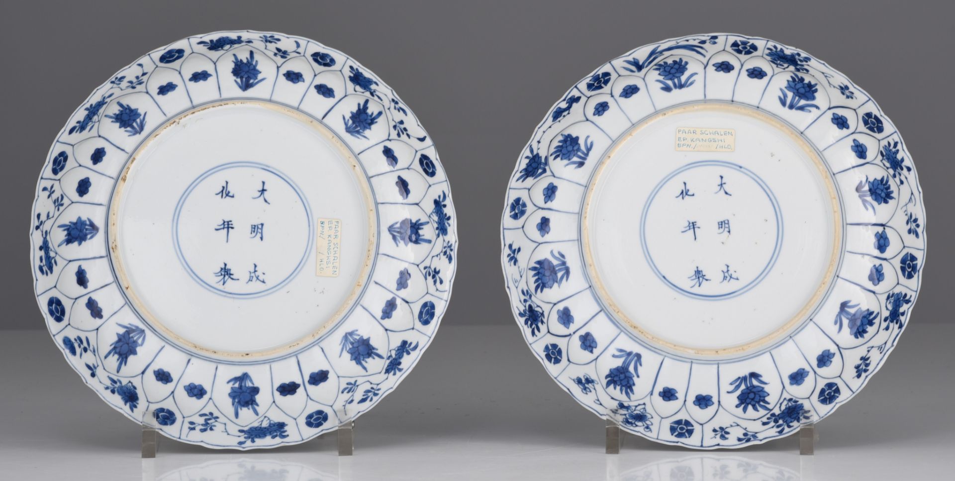 Two Chinese blue and white lobed plates, with a Chenghua mark, Kangxi period, ¯ 26 cm - Image 3 of 5