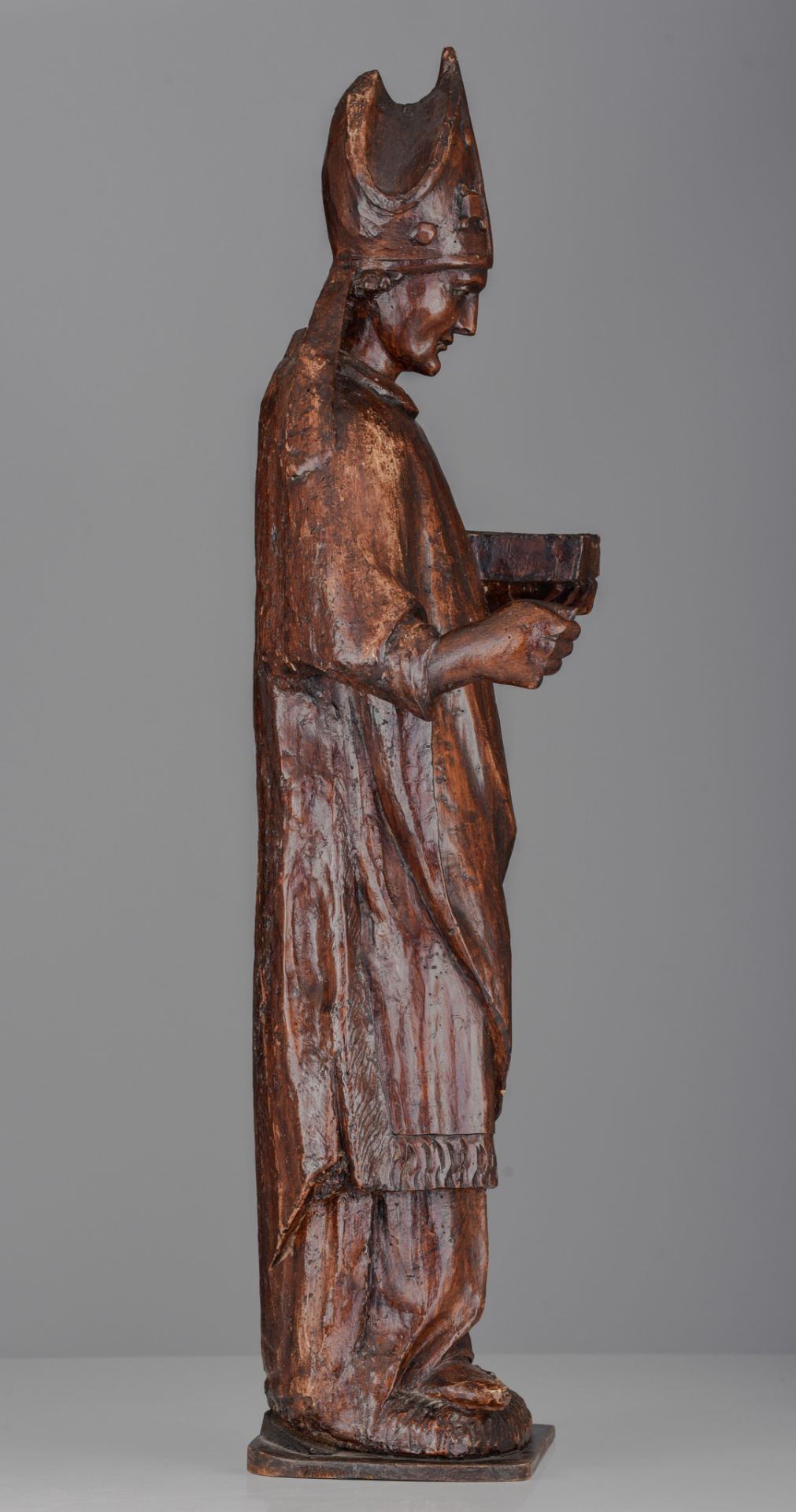 A walnut sculpture of a bishop, 18th/19thC, H 90 cm - Image 5 of 7