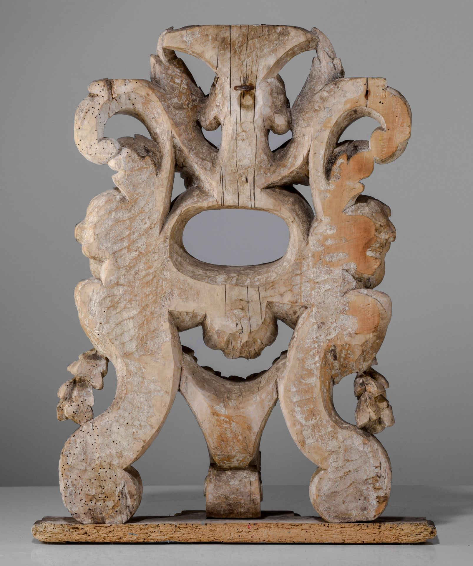 (BIDDING ONLY ON CARLOBONTE.BE) A Baroque richly carved limewood crucifix stand, H 56 cm - Image 5 of 10