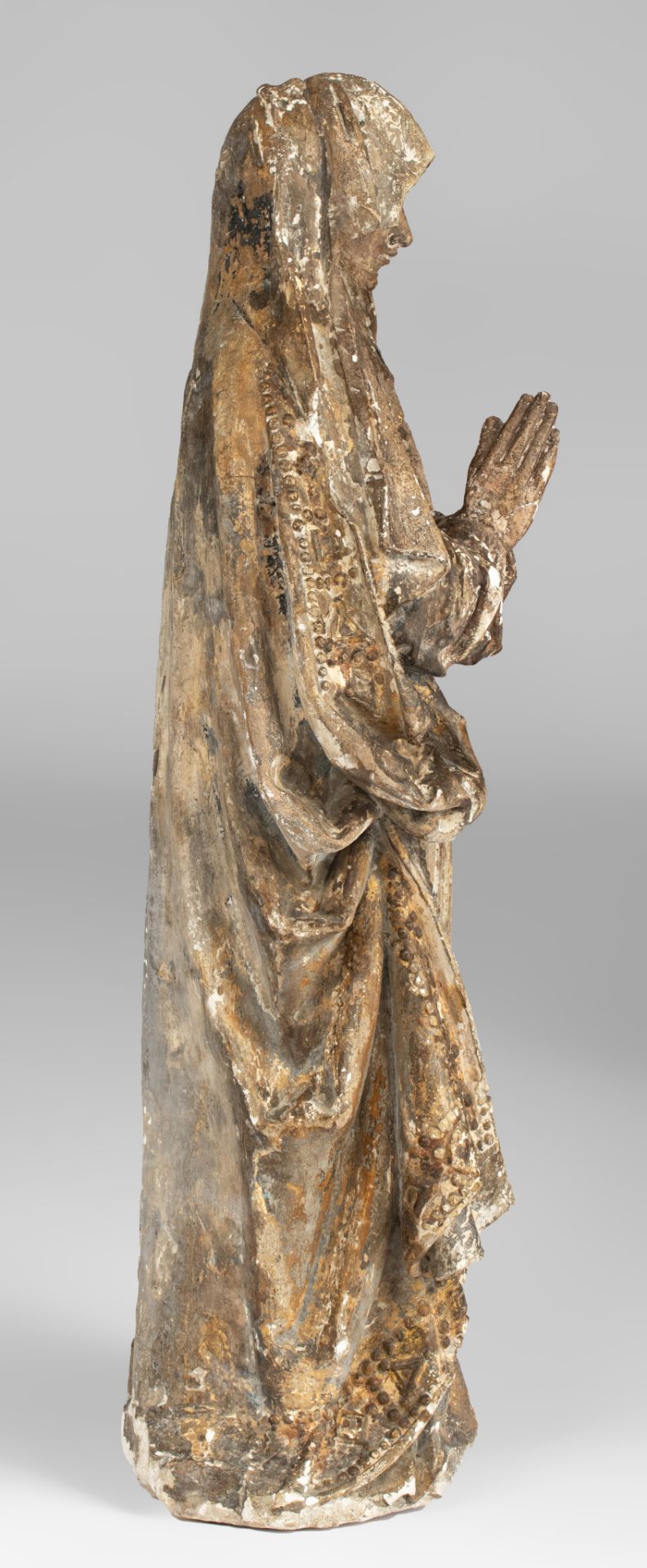 A polychrome plaster sculpture of the Madonna in devotion, 19th/20thC, H 113 cm - Image 5 of 8