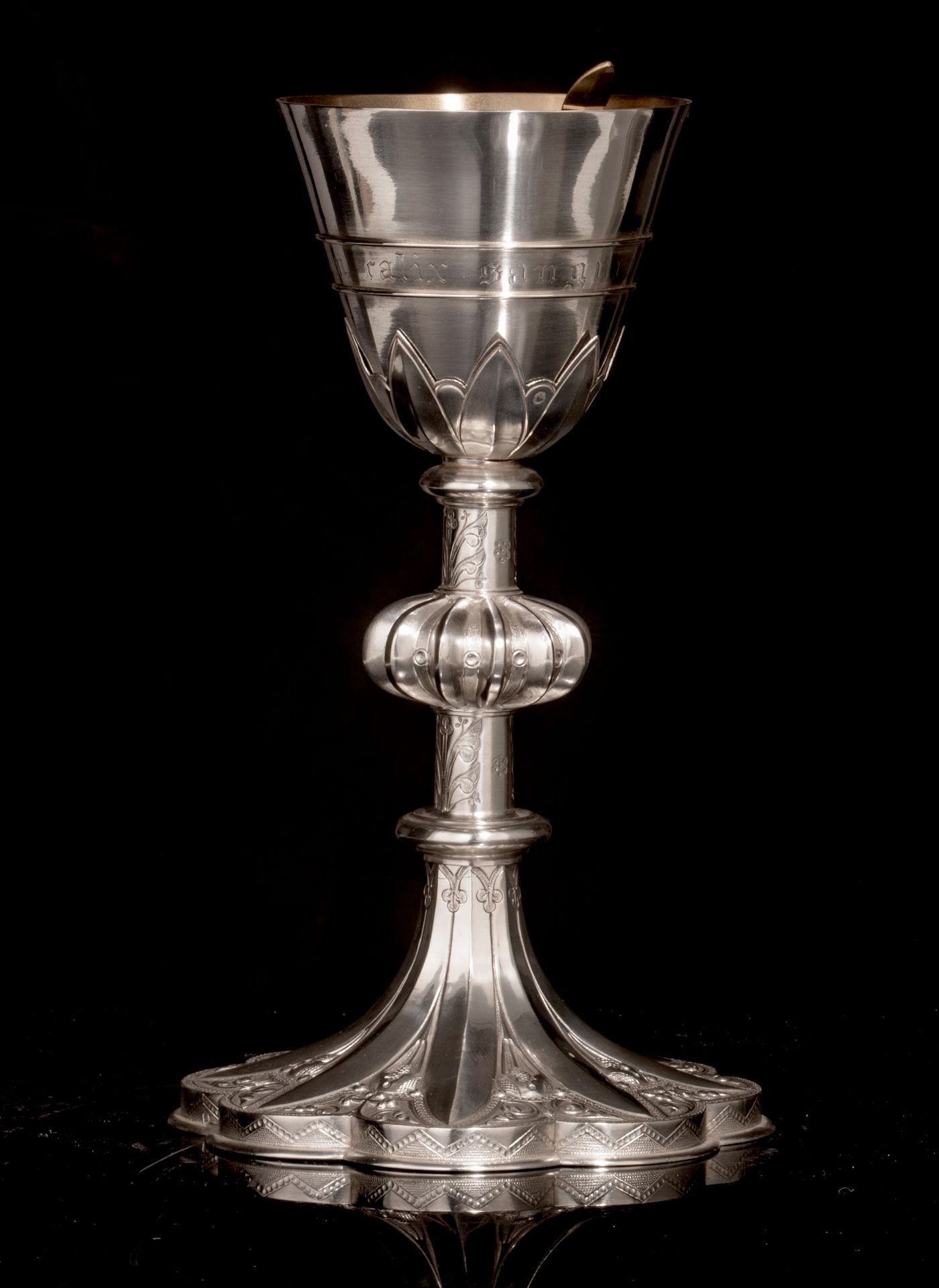 A French silver chalice with floral decoration, hallmarked Paris after 1838, 950/000, H 24,5 cm - to - Image 5 of 11