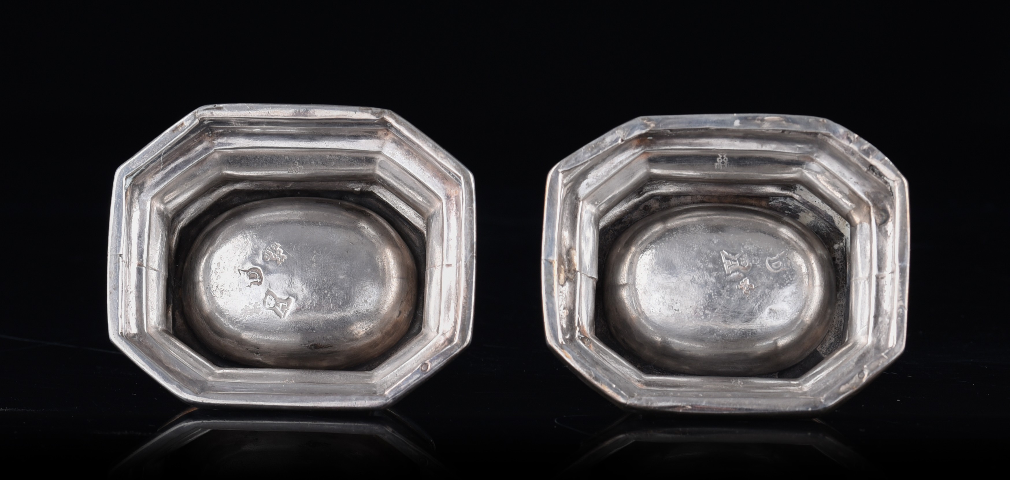 A pair of French 18thC salts, hallmarked Paris, ca 149 g, H 3,4 cm - Image 7 of 15