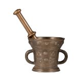 A fine Italian Renaissance bronze mortar with pestle, 16thC, H 13,5 cm (the mortar)