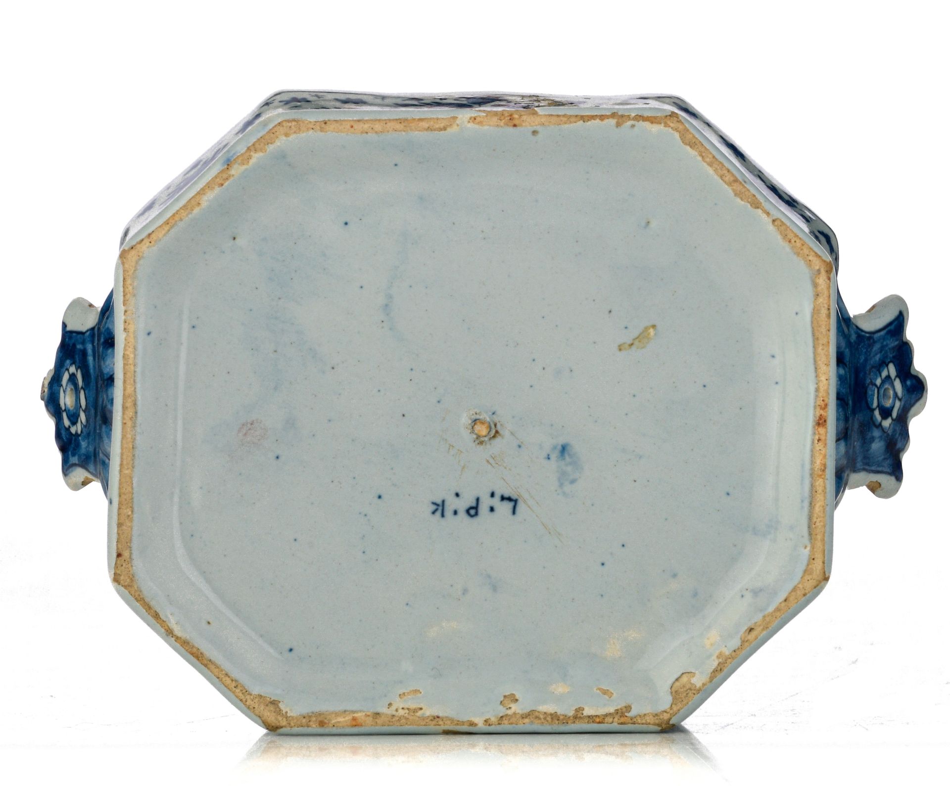 (BIDDING ONLY ON CARLOBONTE.BE) A fine Delft blue and white butter tub, marked 'De Lampetkan', 18thC - Image 9 of 14