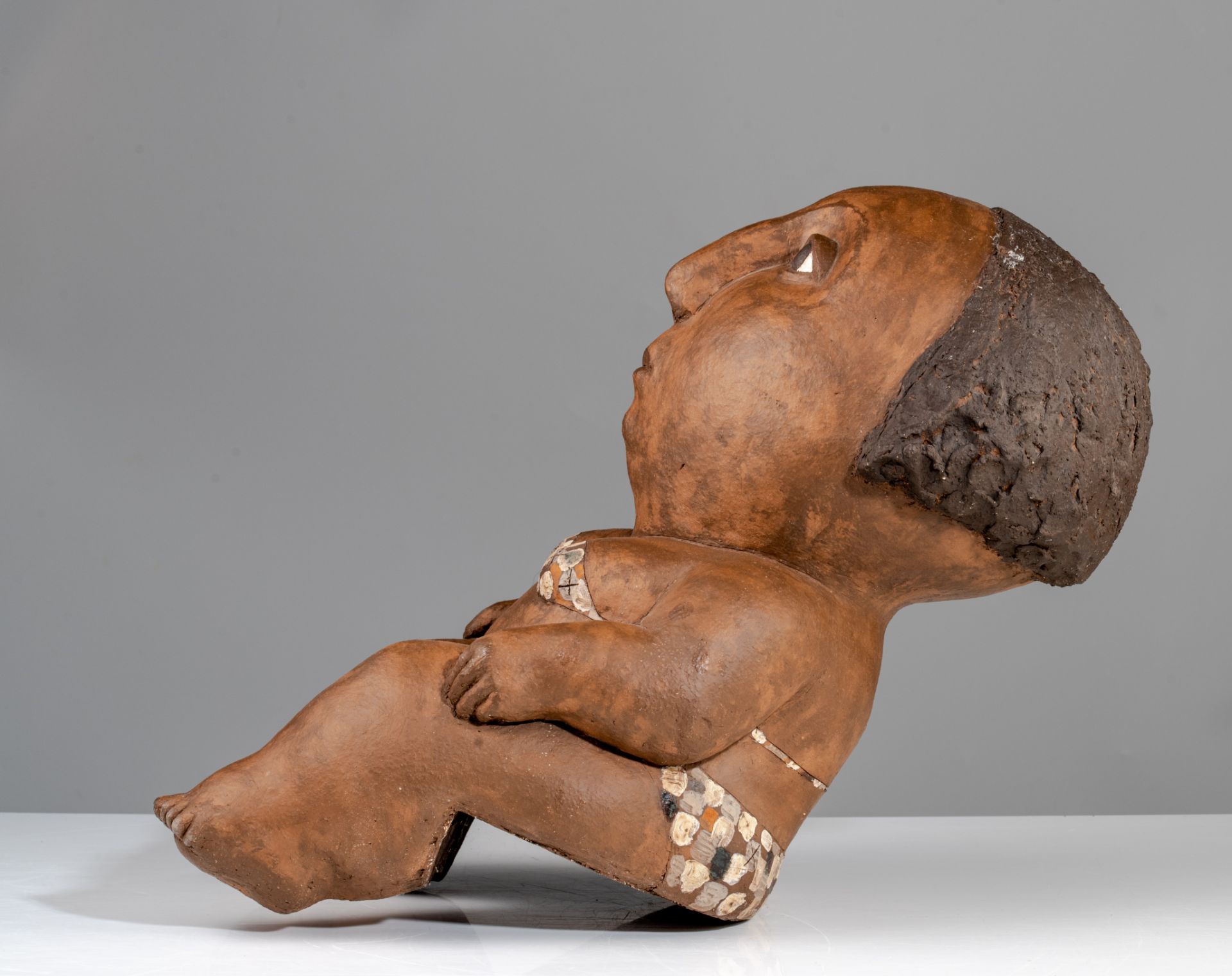 Odile Kinart (1945), sitting girl, polychrome decorated terracotta, H 55 cm - Image 4 of 6