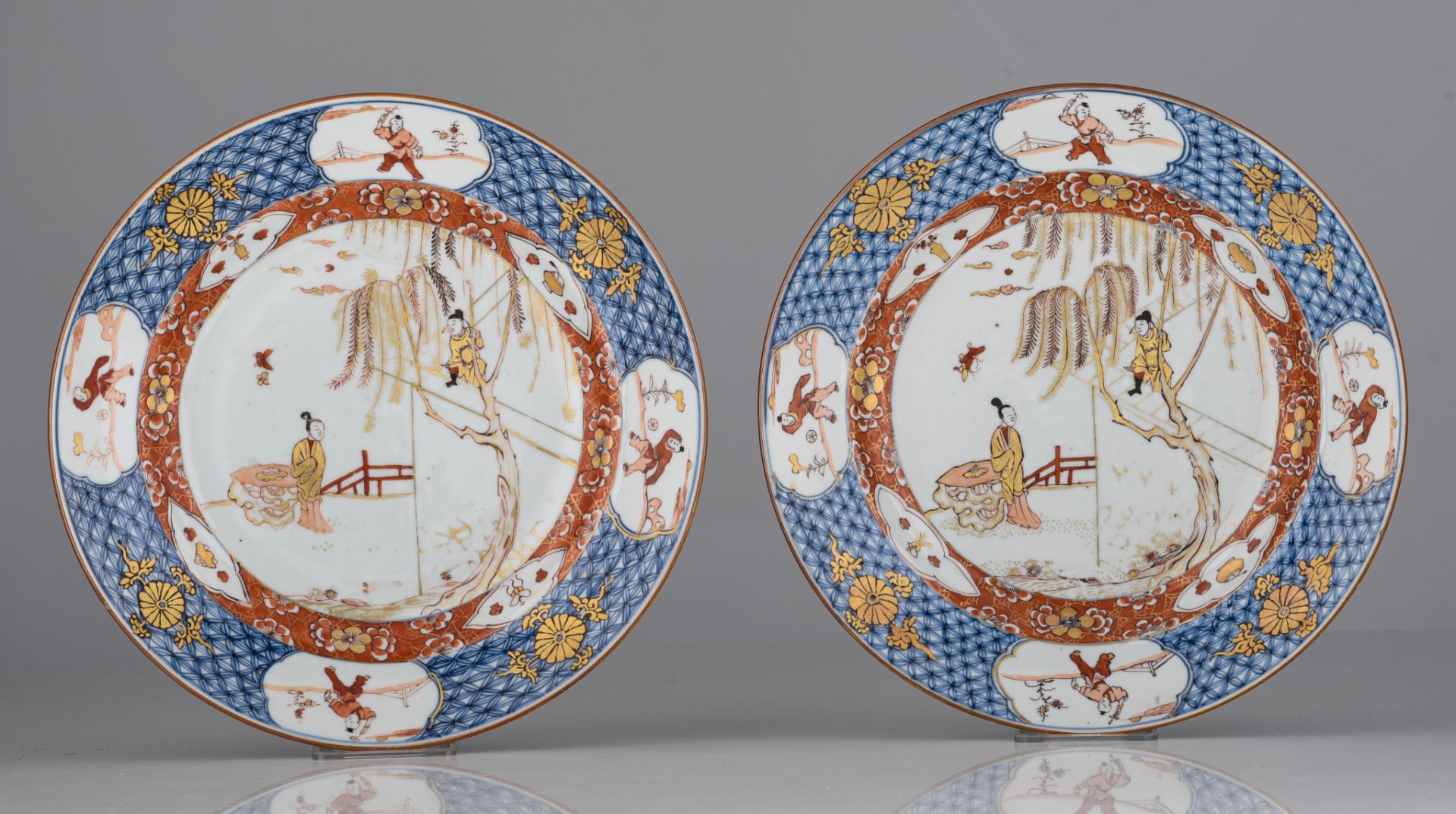 (BIDDING ONLY ON CARLOBONTE.BE) A collection of fine Chinese Imari figural export porcelain plates, - Image 3 of 10