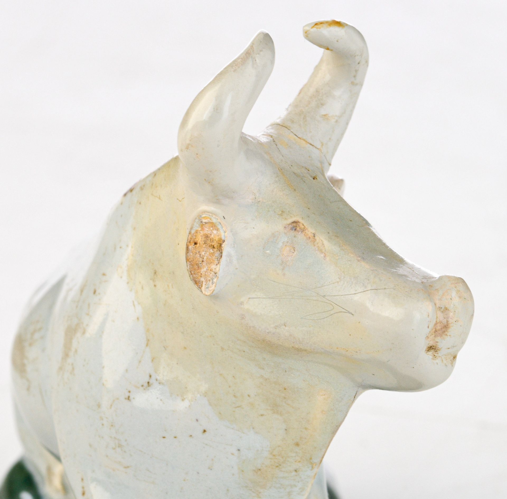 (BIDDING ONLY ON CARLOBONTE.BE) A rare pair of white Delft figures of cows, 18thC, marked Geertruy V - Image 11 of 16