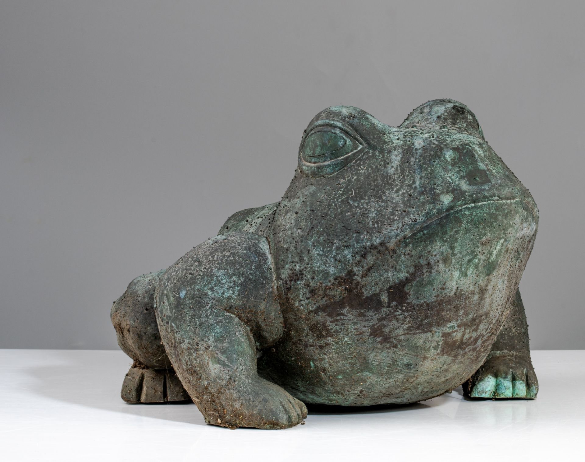 Odile Kinart (1945), a garden sculpture of a frog, green patinated bronze, H 32 cm - Image 2 of 4