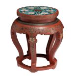 A Chinese red lacquered seat, with cloisonne enamelled bronze top, 19thC, H 48 cm