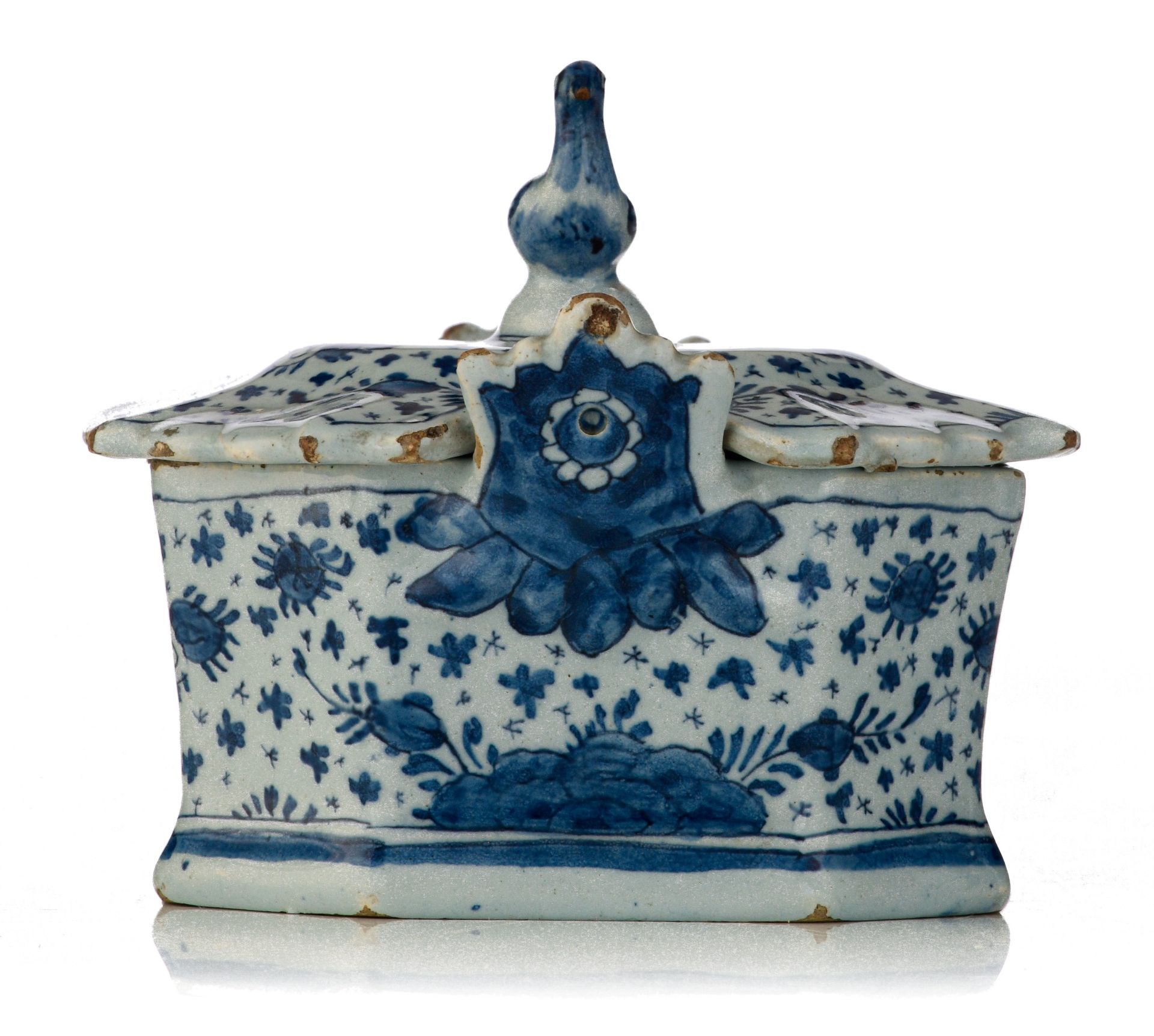 (BIDDING ONLY ON CARLOBONTE.BE) A fine Delft blue and white butter tub, marked 'De Lampetkan', 18thC - Image 3 of 14