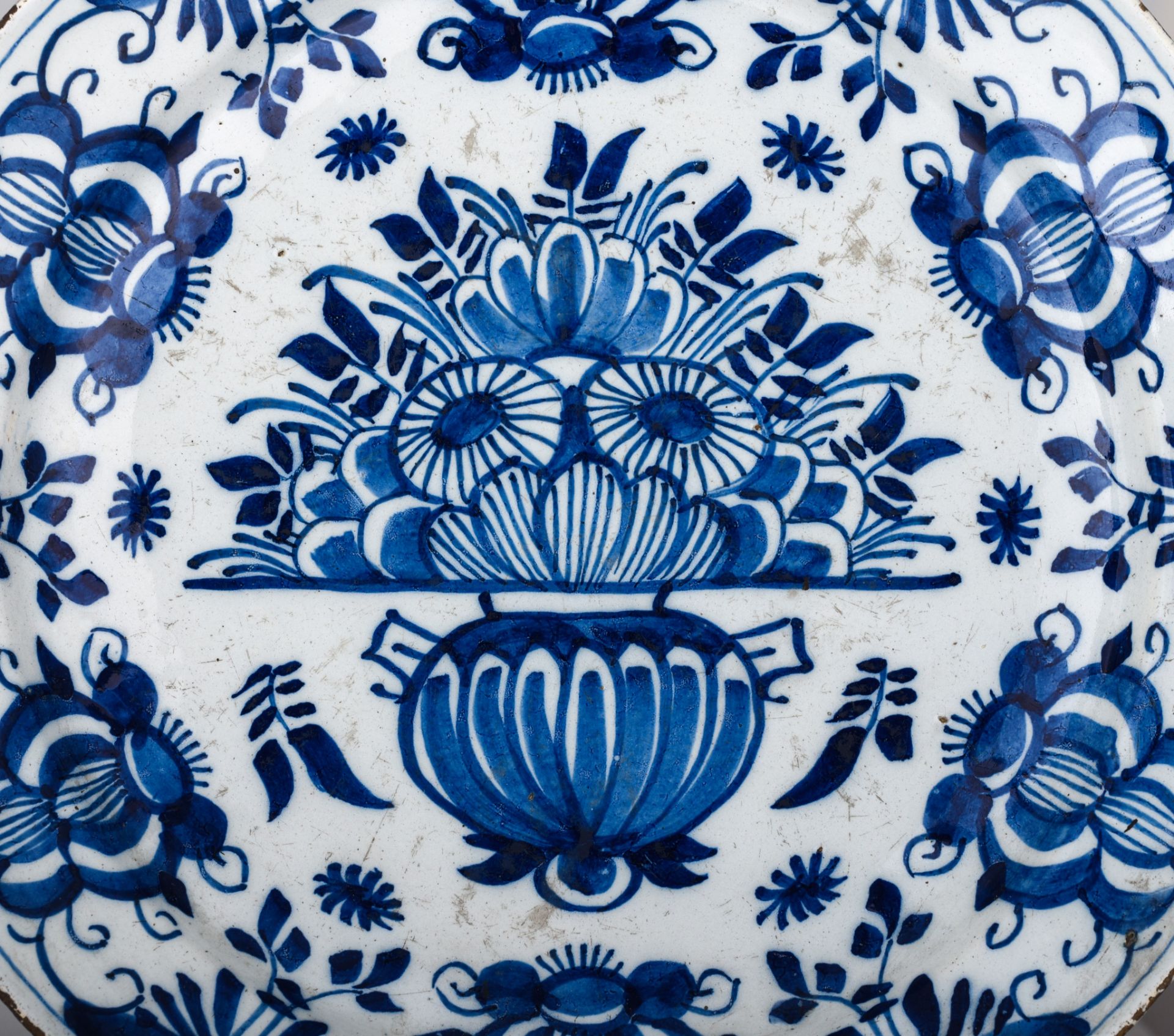 (BIDDING ONLY ON CARLOBONTE.BE) Two blue and white Delft chargers, 18thC, ¯ 34 - 35,5 cm - Image 6 of 6