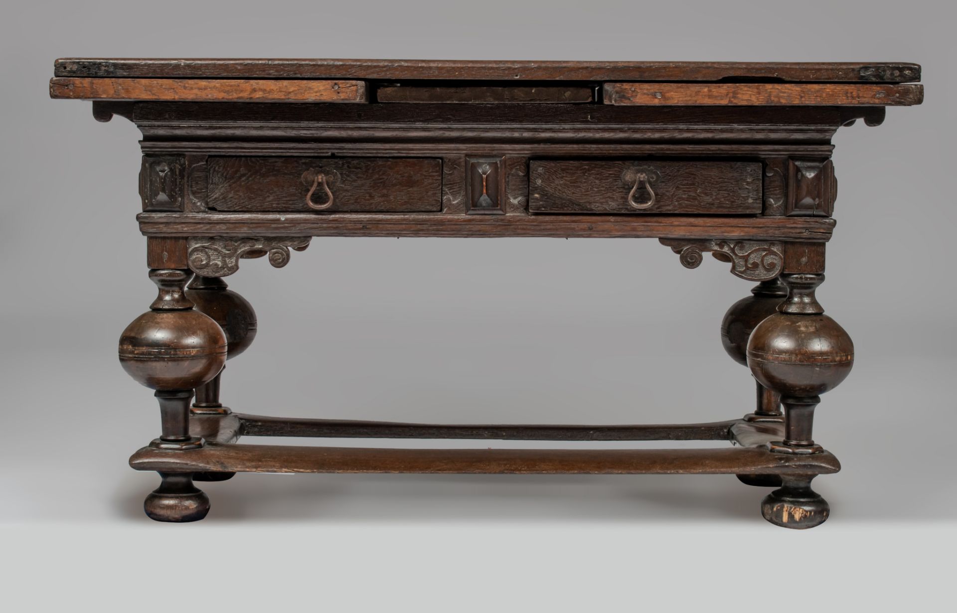 An impressive Flemish or Dutch oak table, early 17thC, H 80 - W 146 - 252 - D 85 cm - Image 4 of 8