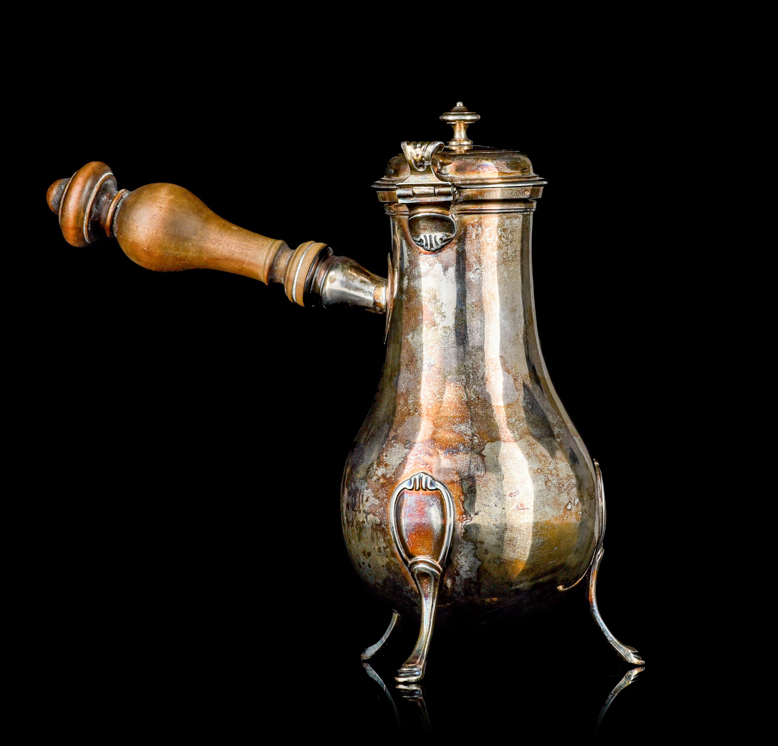 An 18thC French silver coffee pot called 'egoiste' with a wooden handle, ca 451 g, H 20,5 cm - Image 3 of 9