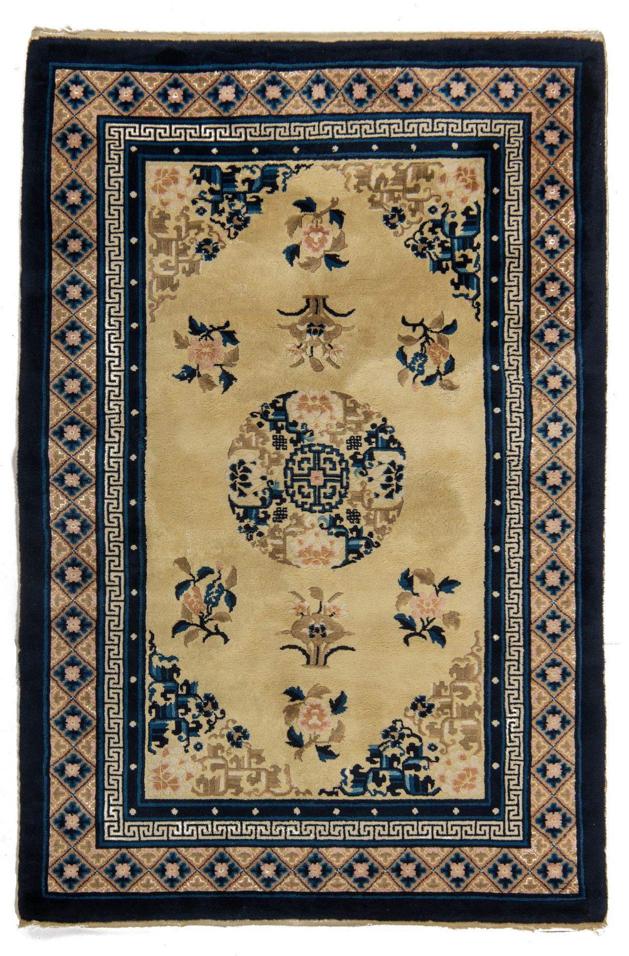 (BIDDING ONLY ON CARLOBONTE.BE) A Chinese woollen carpet, decorated with a central medaillon, 123,5