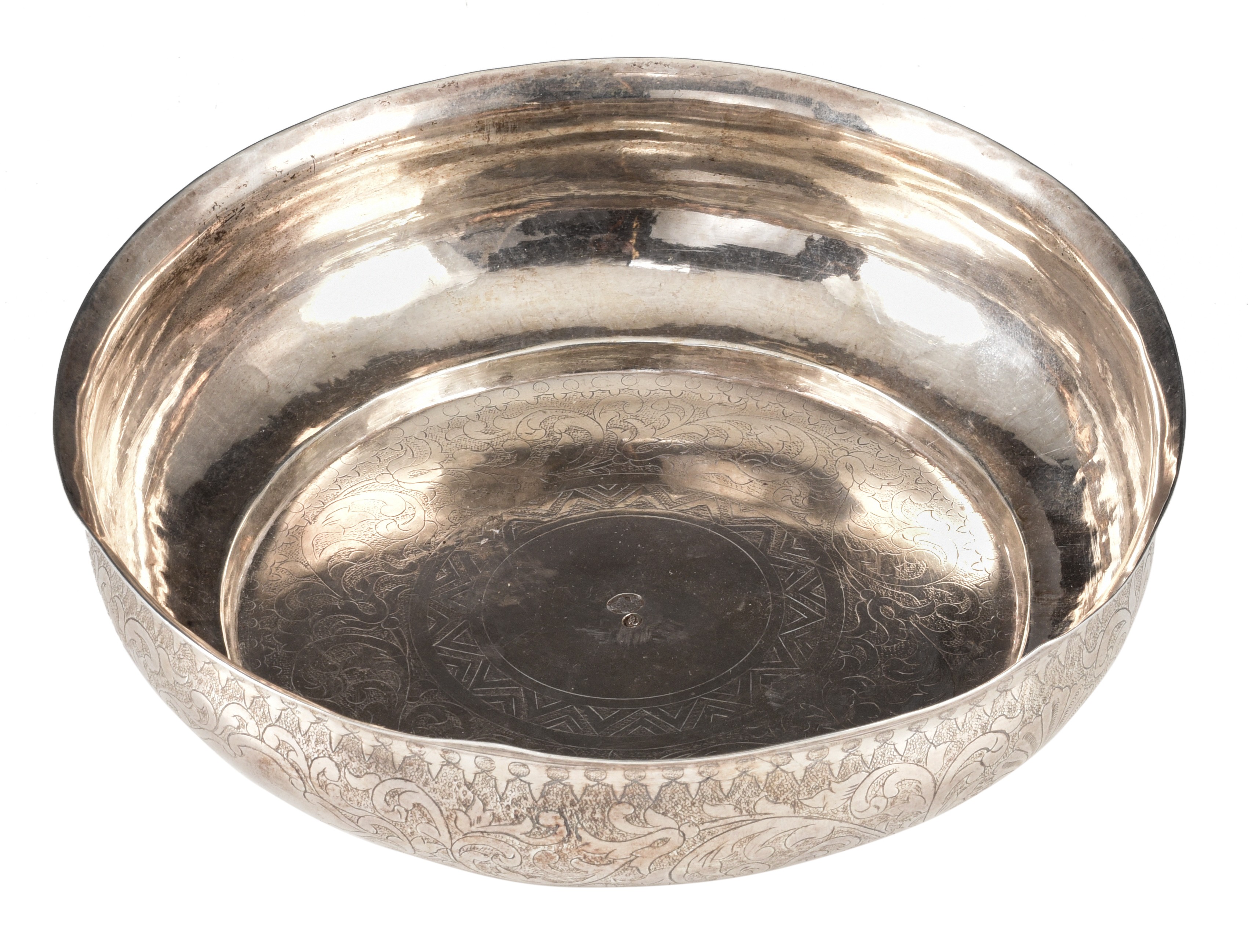 An Ottoman silver 'hammam' bowl with incised scroll decoration, 18th/19thC, H 5 - ¯ 19 cm - weight: