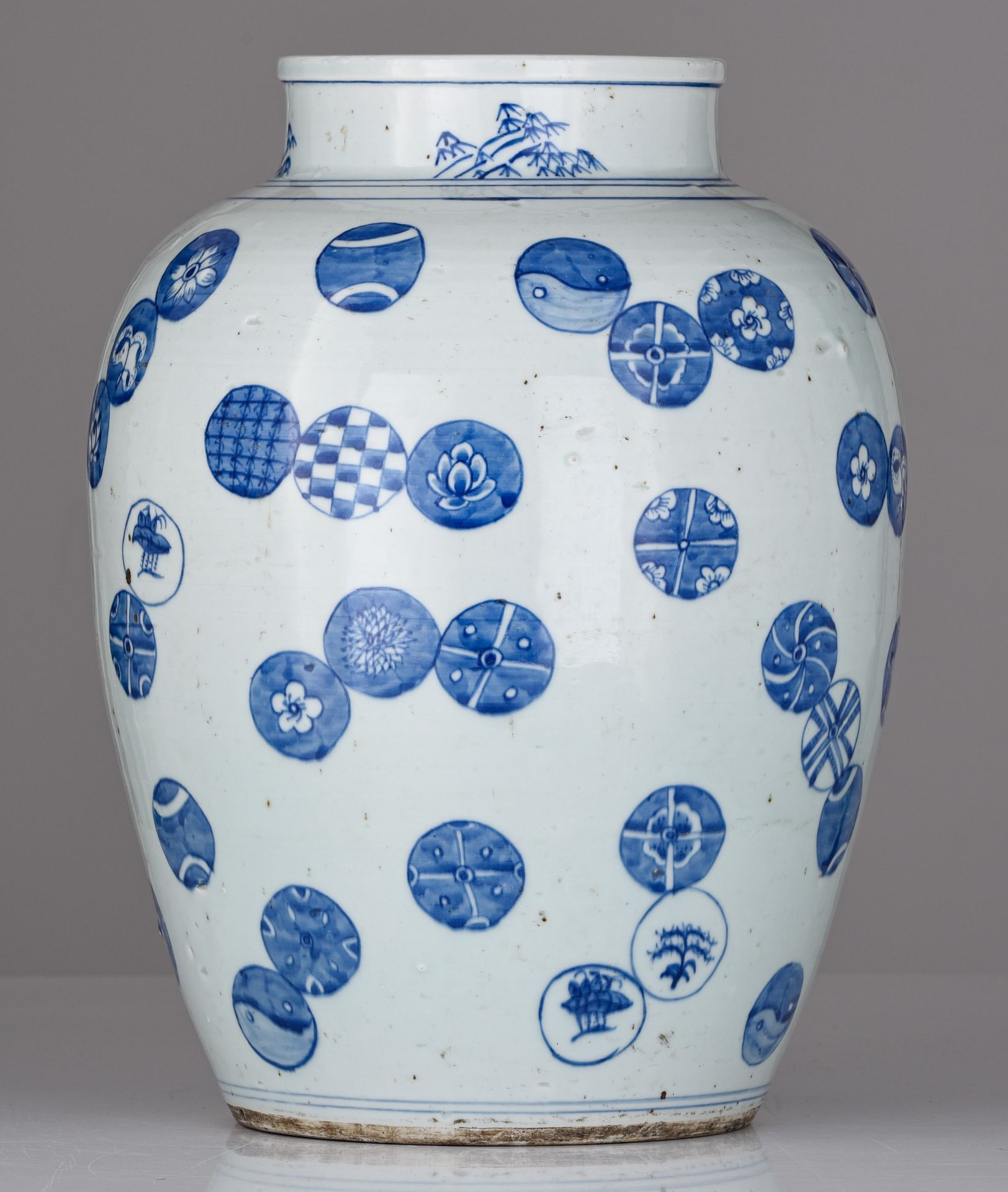 A Chinese blue and white emblem vase, H 44 cm - Bild 4 aus 7