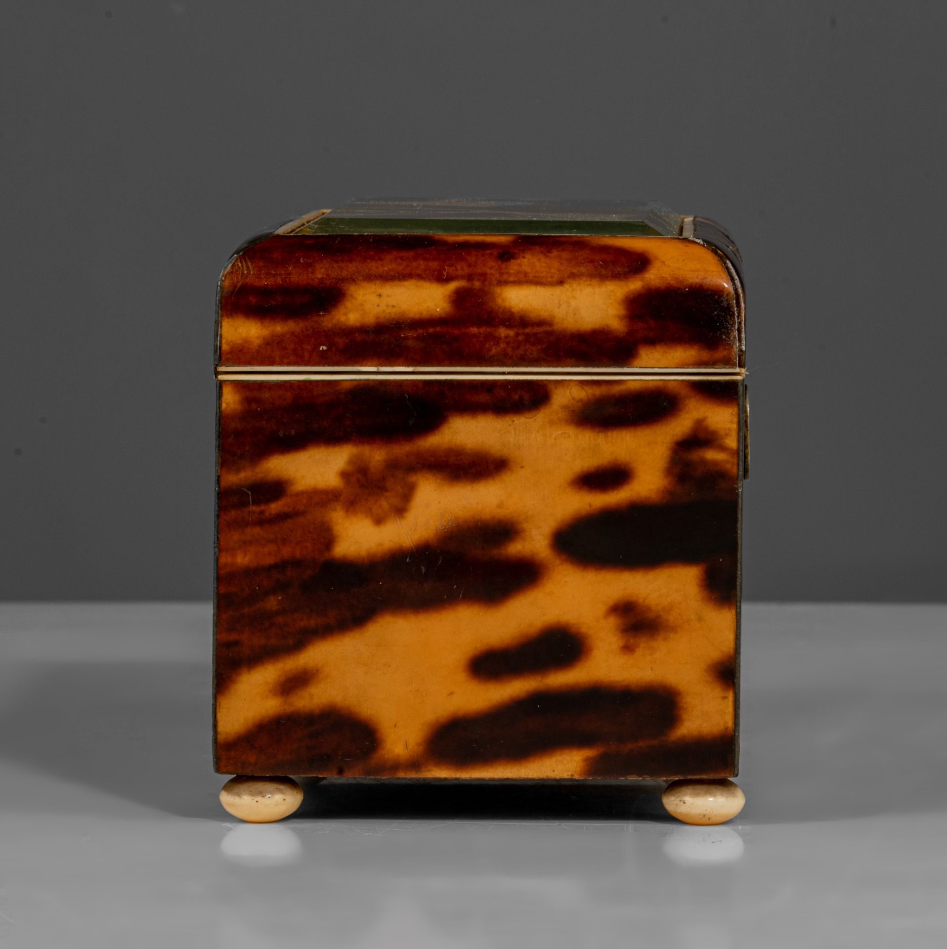 (BIDDING ONLY ON CARLOBONTE.BE) An English tortoiseshell tea box, 19thC, H 8,5 - W 12,5 - D 7,5 cm - Bild 5 aus 8