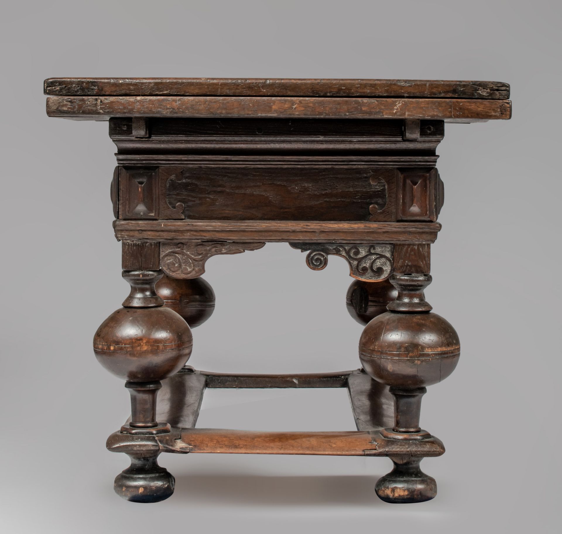 An impressive Flemish or Dutch oak table, early 17thC, H 80 - W 146 - 252 - D 85 cm - Image 5 of 8