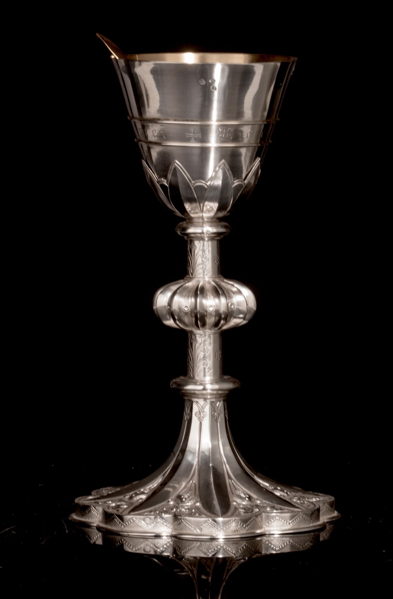 A French silver chalice with floral decoration, hallmarked Paris after 1838, 950/000, H 24,5 cm - to - Image 7 of 11