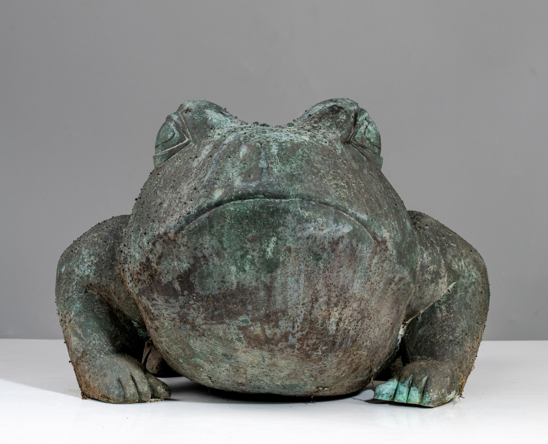 Odile Kinart (1945), a garden sculpture of a frog, green patinated bronze, H 32 cm - Image 3 of 4