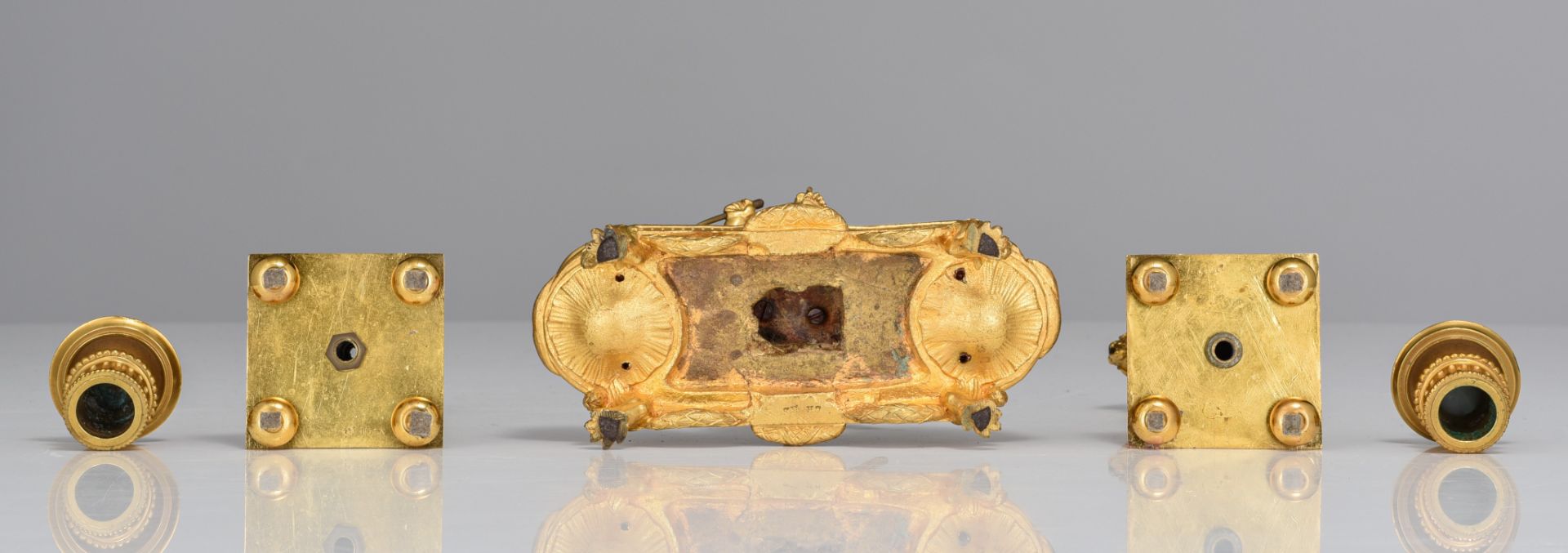 (BIDDING ONLY ON CARLOBONTE.BE) A Neoclassical gilt bronze ink well decorated with Cupid, and a pair - Image 8 of 8