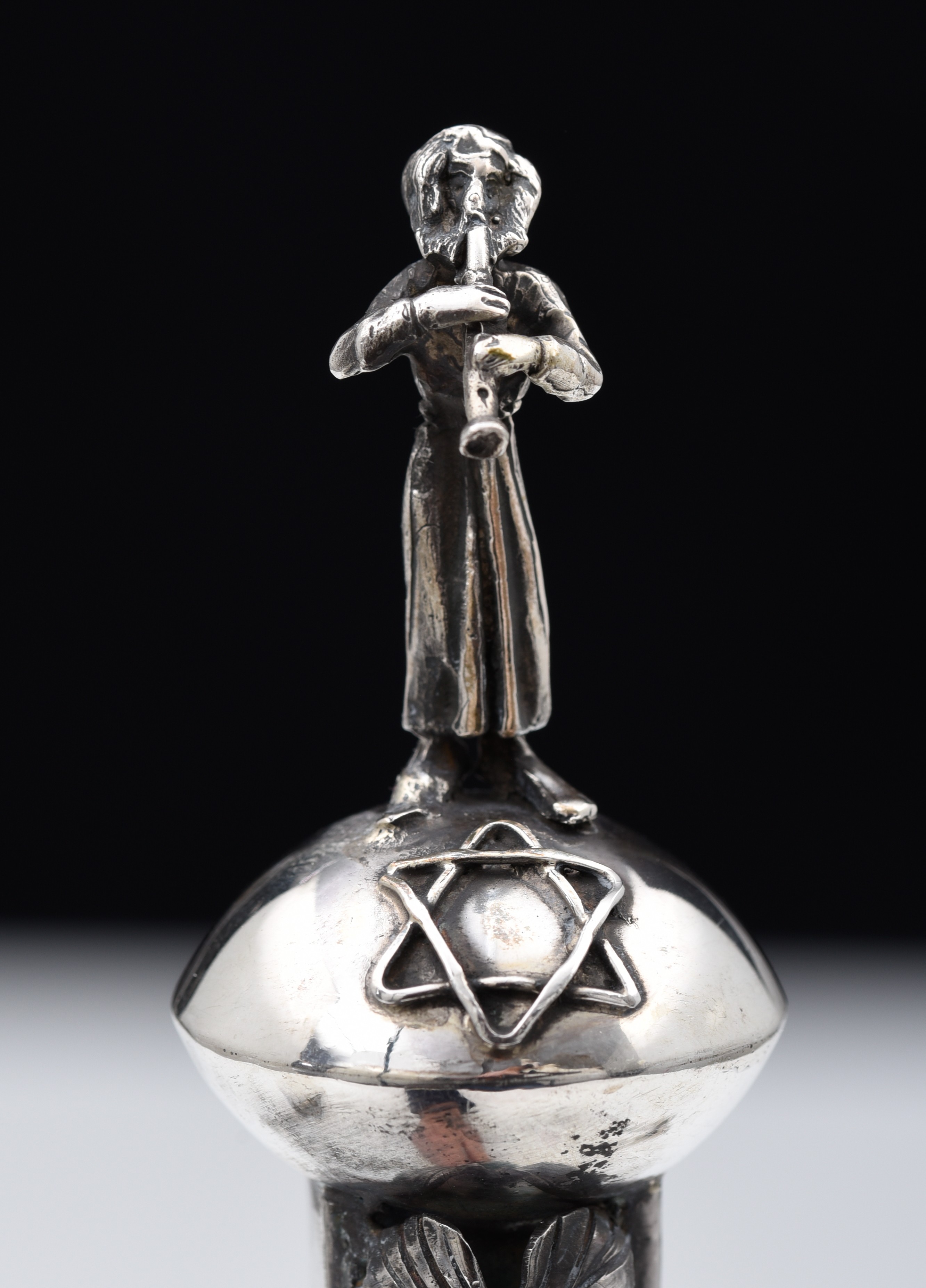 A collection of 5 Russian Judaica silver ritual Torah pointers or Yads, 84 zolotniki (875/000), H 14 - Image 10 of 16