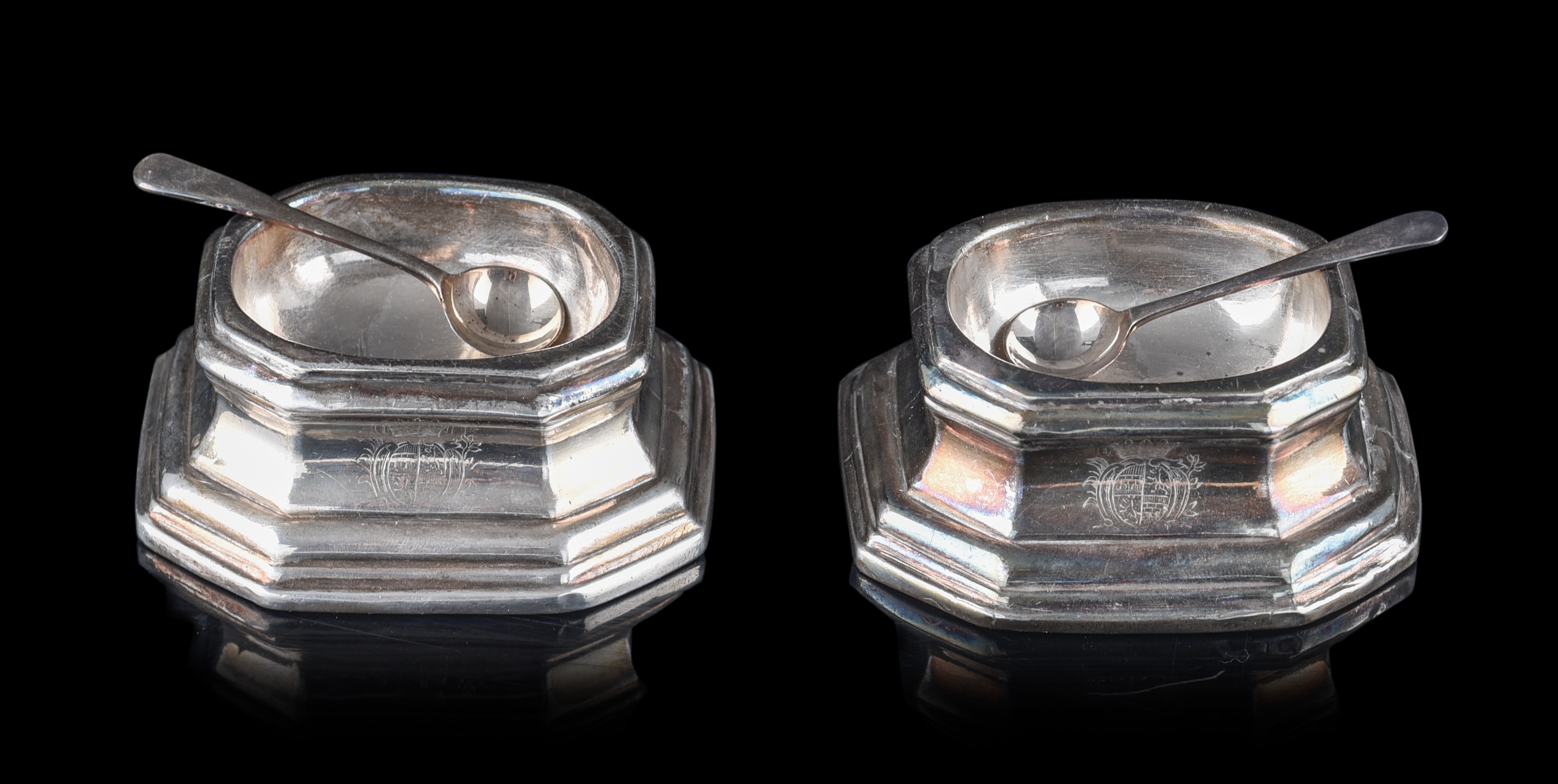 A pair of French 18thC salts, hallmarked Paris, ca 149 g, H 3,4 cm