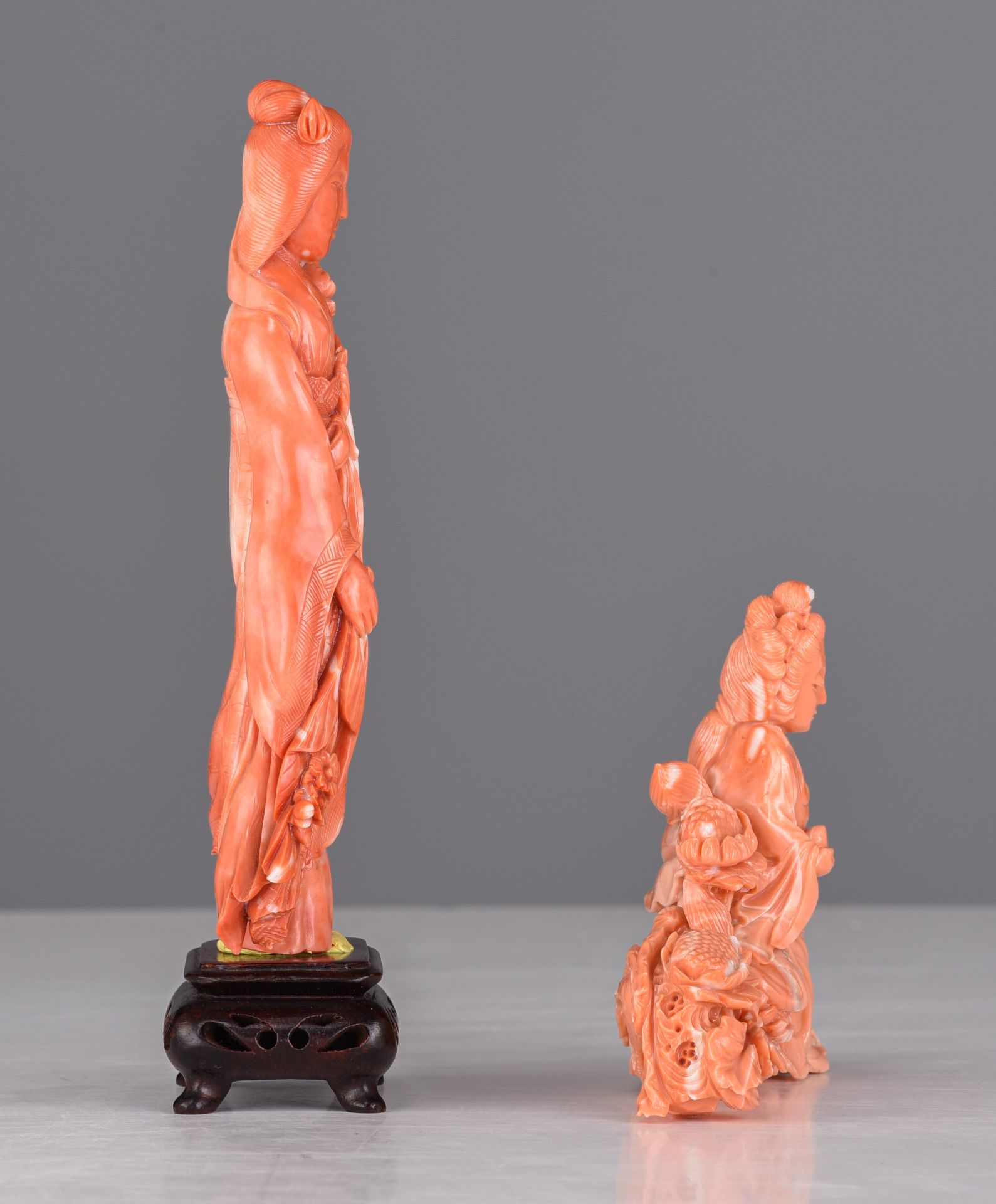 A collection of two Chinese coral figures, late Qing, Total Coral Weight 531 g (excl. stands) - Image 5 of 6