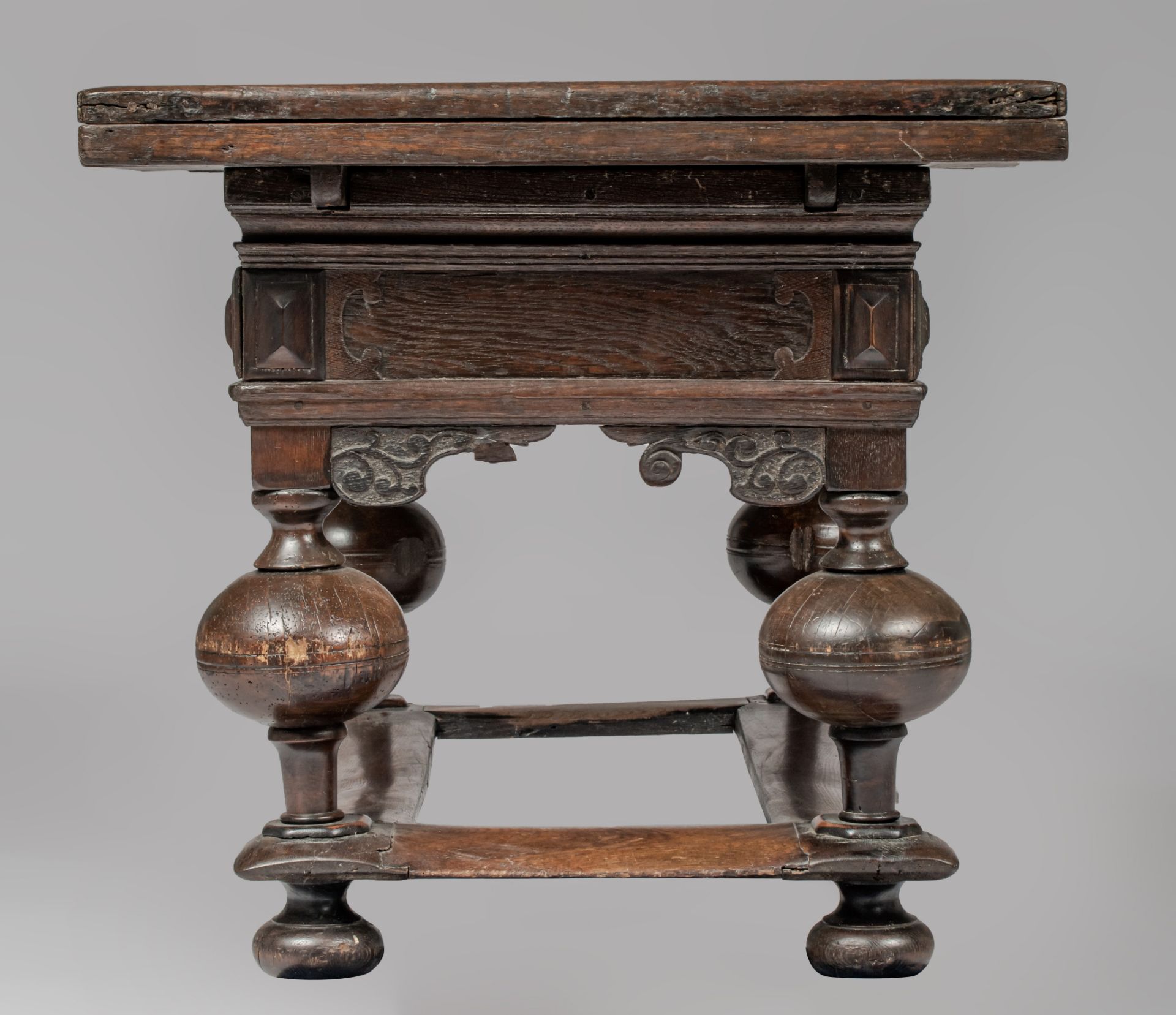An impressive Flemish or Dutch oak table, early 17thC, H 80 - W 146 - 252 - D 85 cm - Image 3 of 8